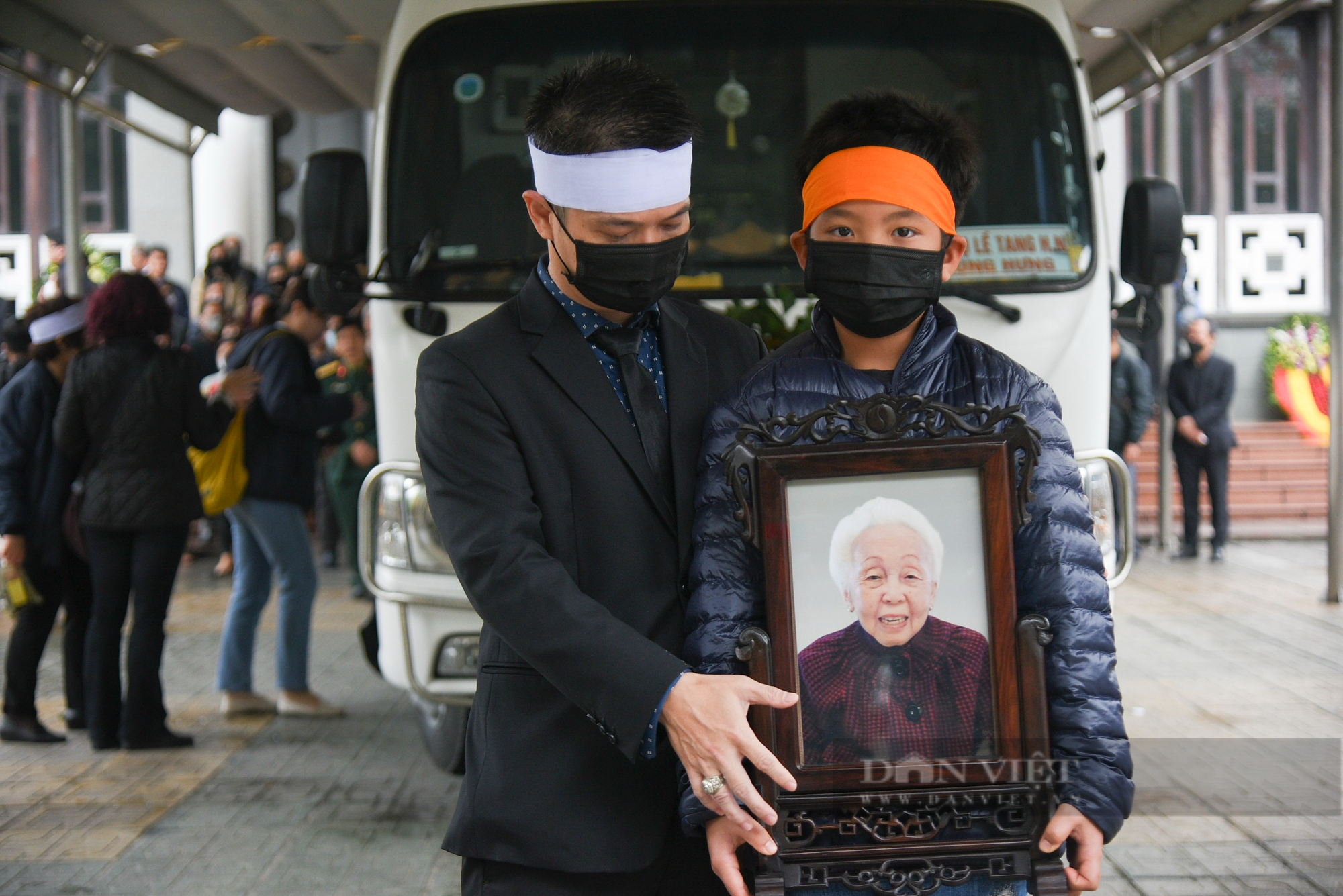 Thanh Lam, Quốc Trung và con trai Đăng Quang nghẹn ngào tiễn biệt NSND Thái Thị Liên - Ảnh 16.