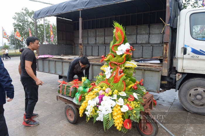 Thuê ô tô tải chở dàn lễ rồng phượng &quot;khủng&quot; cung tiến đền Trần trước giờ khai ấn - Ảnh 1.