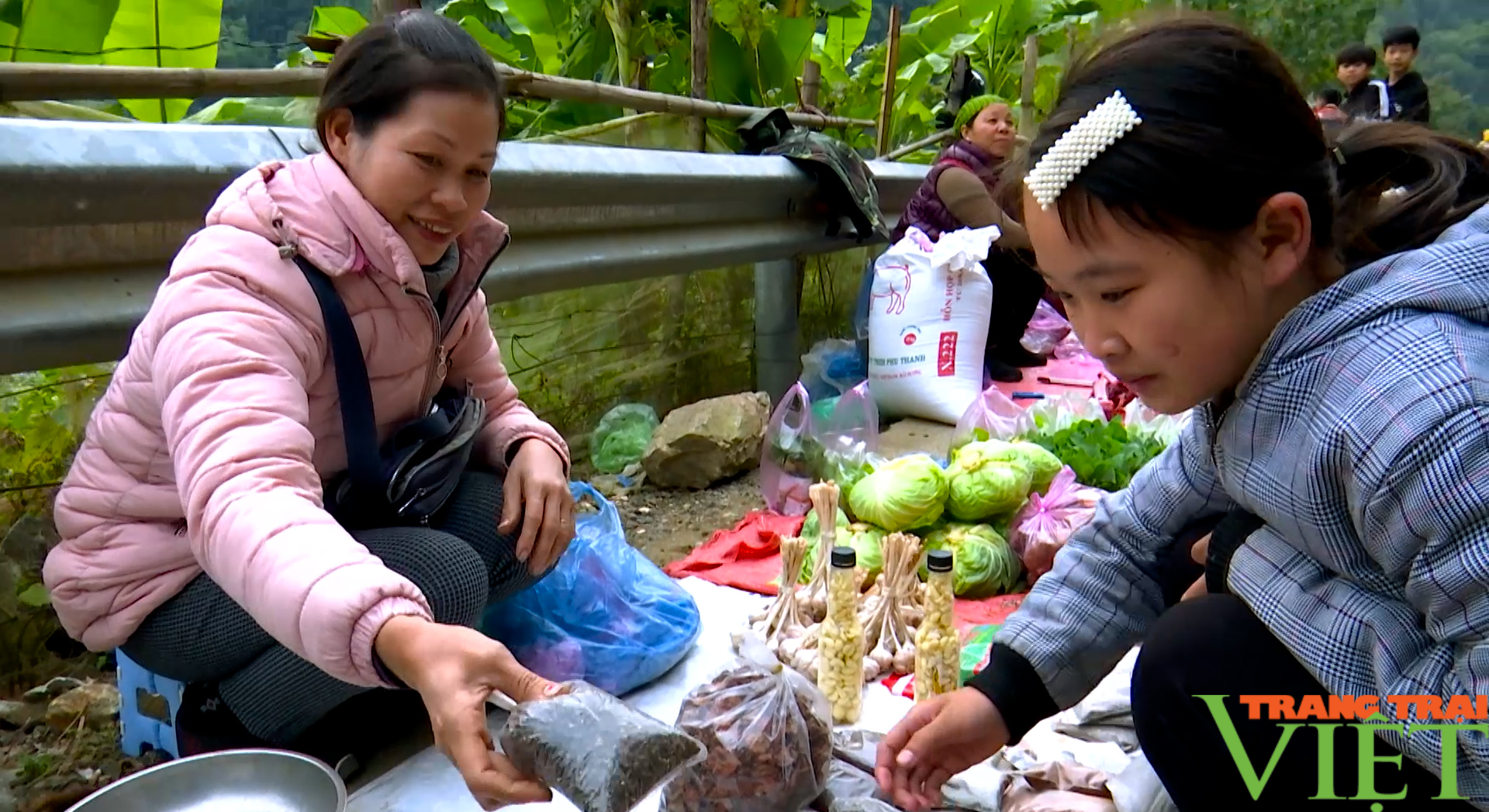 Đặc sắc chợ phiên Sông Đà, nét văn hóa vùng hồ thủy điện Hòa Bình - Ảnh 5.