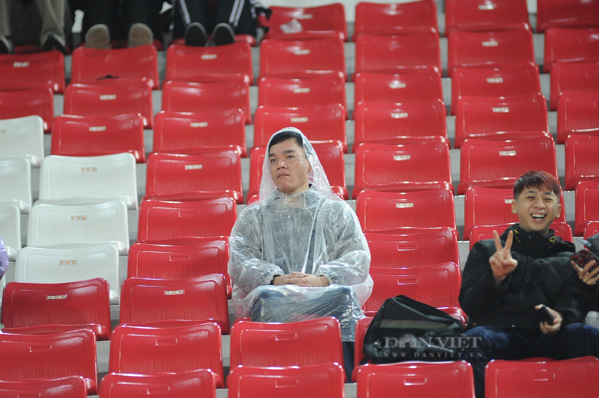 CĐV Hải Phòng dầm mưa cổ vũ đội nhà ở trận đấu mở màn cho V-League 2023 - Ảnh 2.