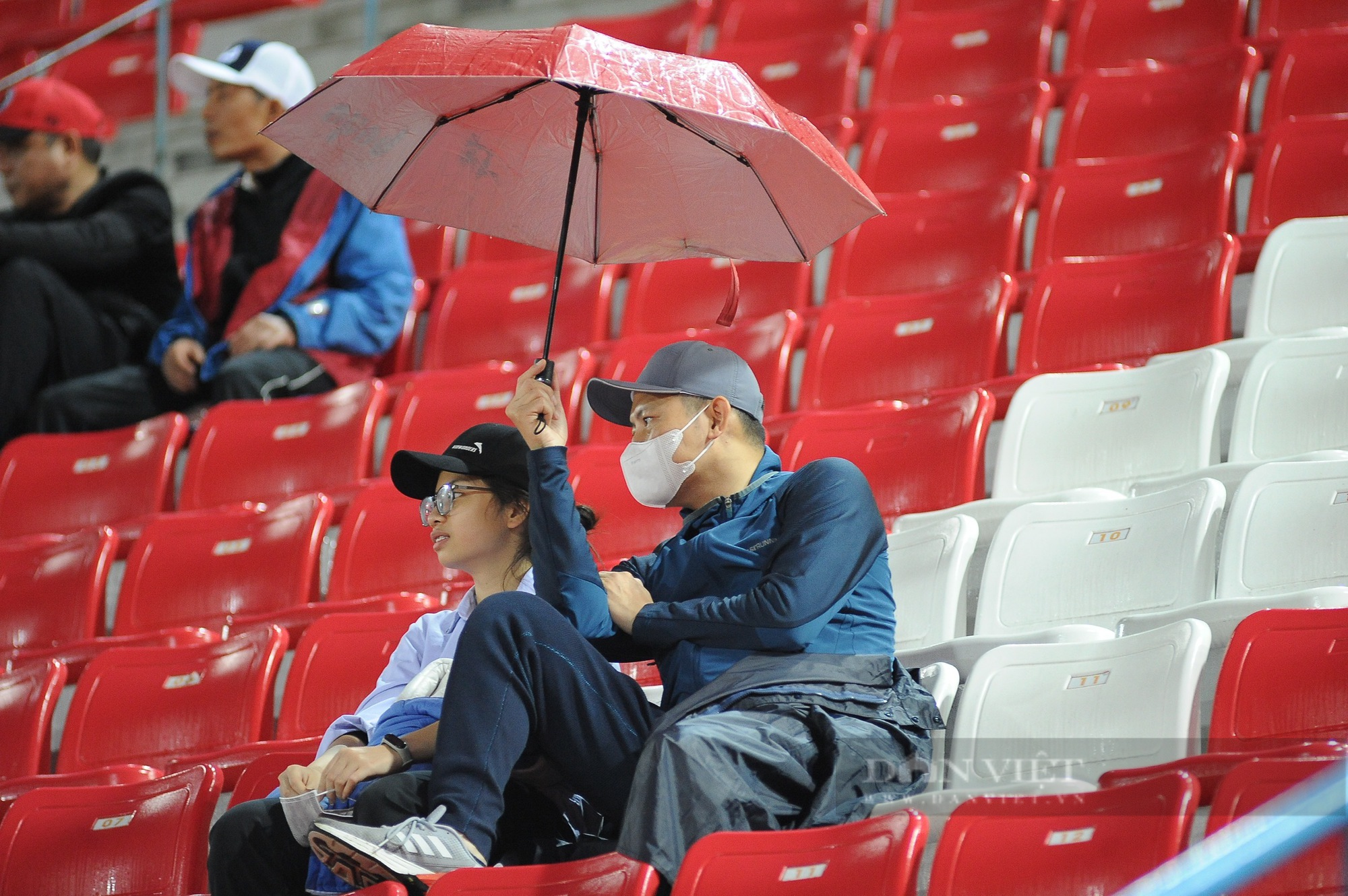 CĐV Hải Phòng dầm mưa cổ vũ đội nhà ở trận đấu mở màn cho V-League 2023 - Ảnh 4.