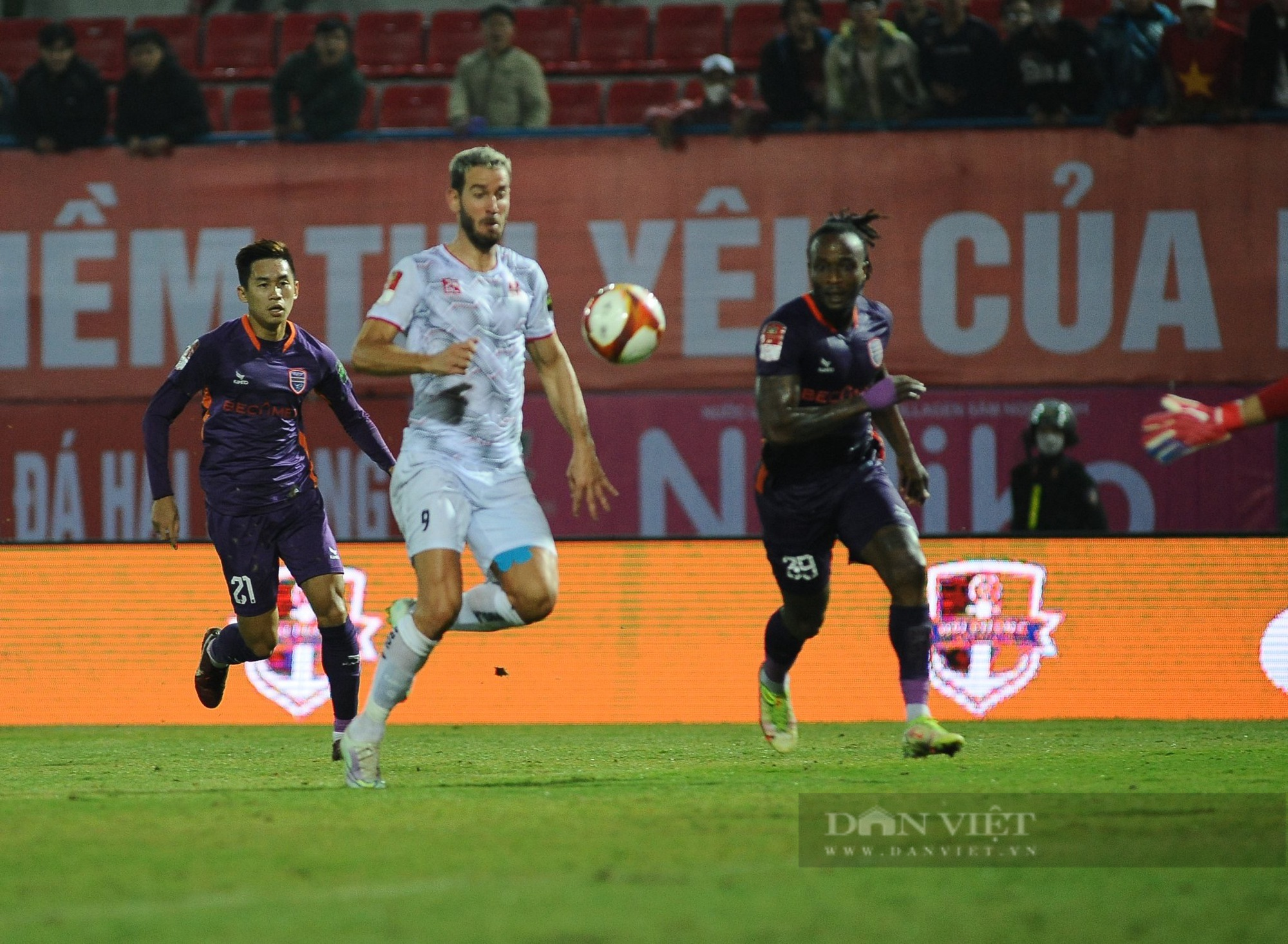 CĐV Hải Phòng dầm mưa cổ vũ đội nhà ở trận đấu mở màn cho V-League 2023 - Ảnh 7.