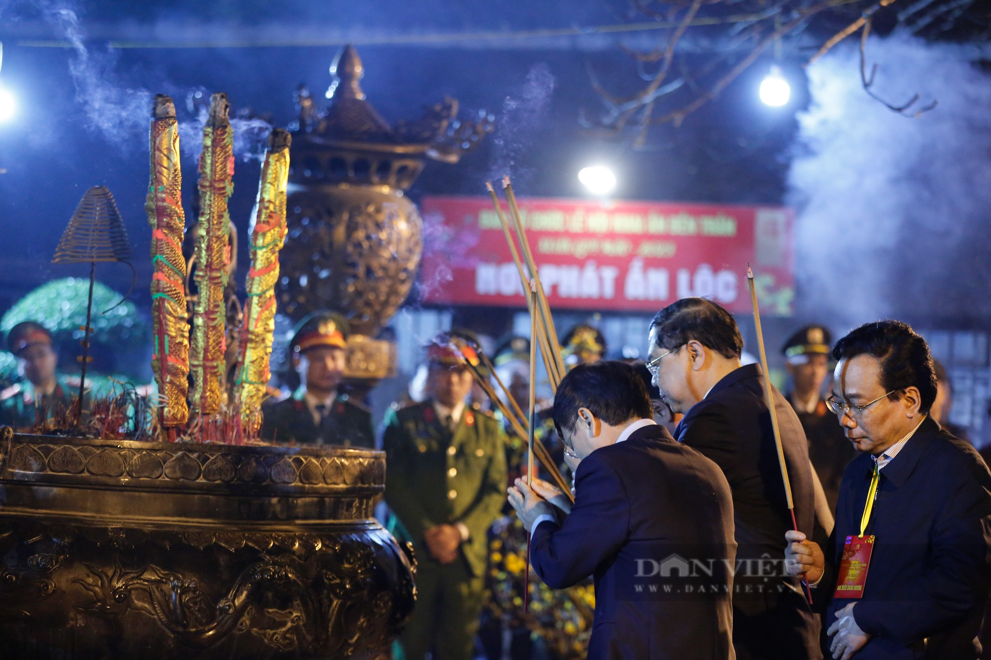 Hình ảnh nghi lễ khai ấn đền Trần diễn ra vào lúc nửa đêm - Ảnh 3.