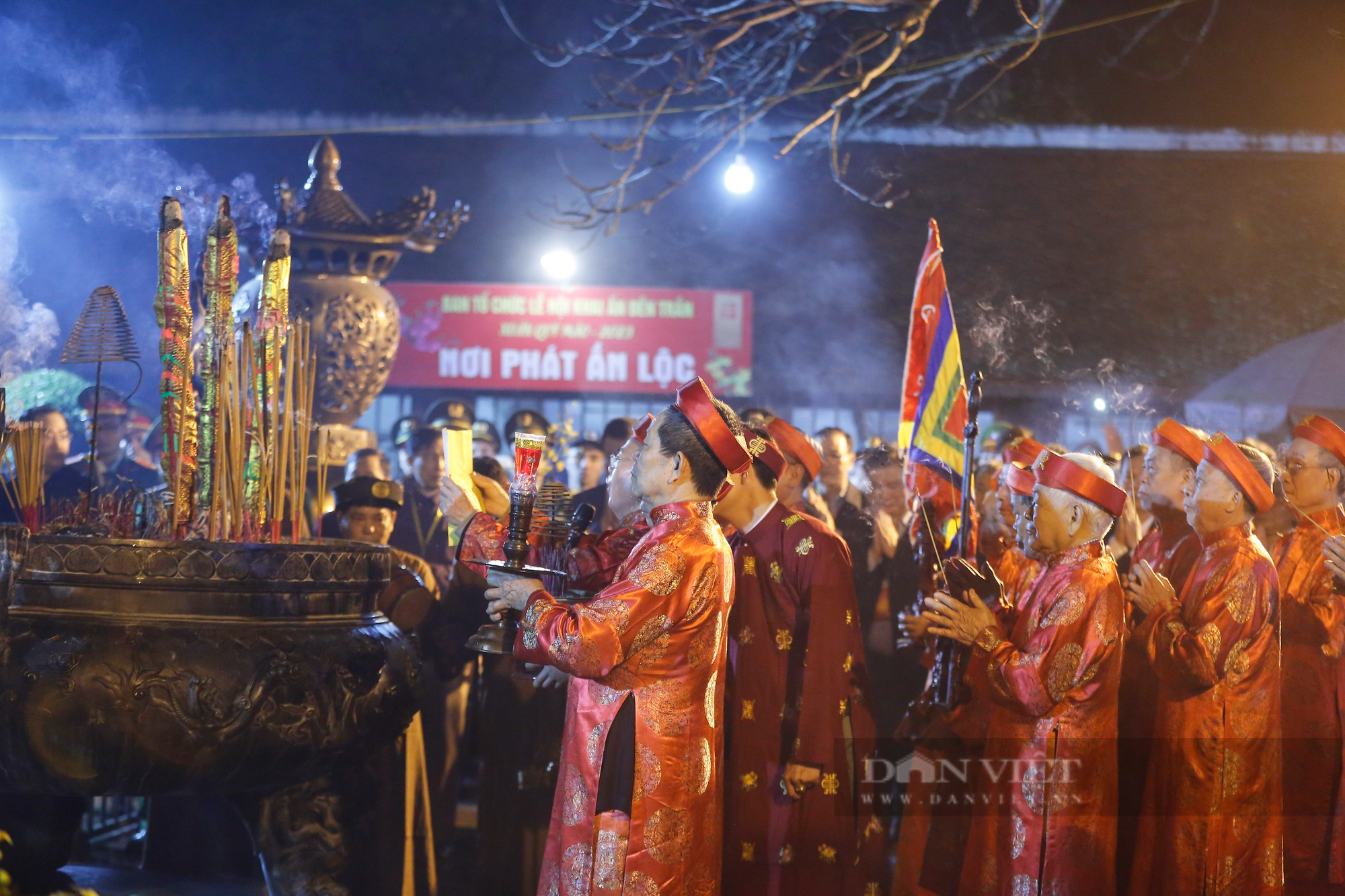 Hình ảnh nghi lễ khai ấn đền Trần diễn ra vào lúc nửa đêm - Ảnh 6.