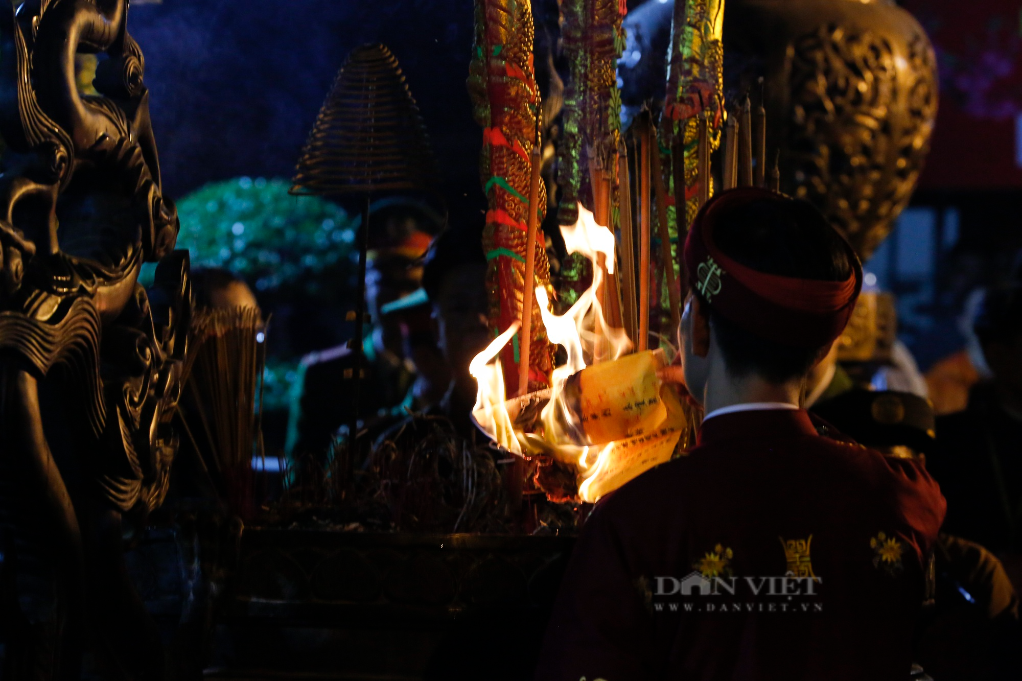 Hình ảnh nghi lễ khai ấn đền Trần diễn ra vào lúc nửa đêm - Ảnh 8.