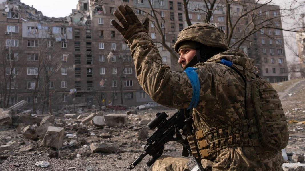 Gần 30.000 binh sĩ Nga đang hội quân ở Mariupol, Ukraine pháo kích nhà máy ở Belgorod - Ảnh 1.