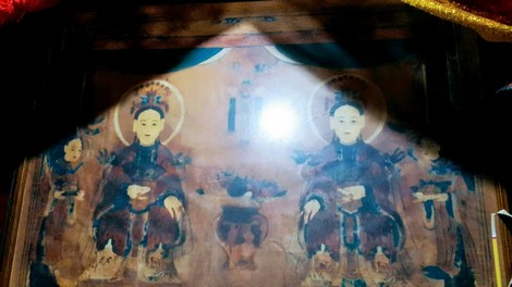 Bức tranh thờ quý hiếm ở Hà Nội về chân dung hai bà cô Tổ của dòng họ Phạm Đình làm vợ vua Lý - Ảnh 1.