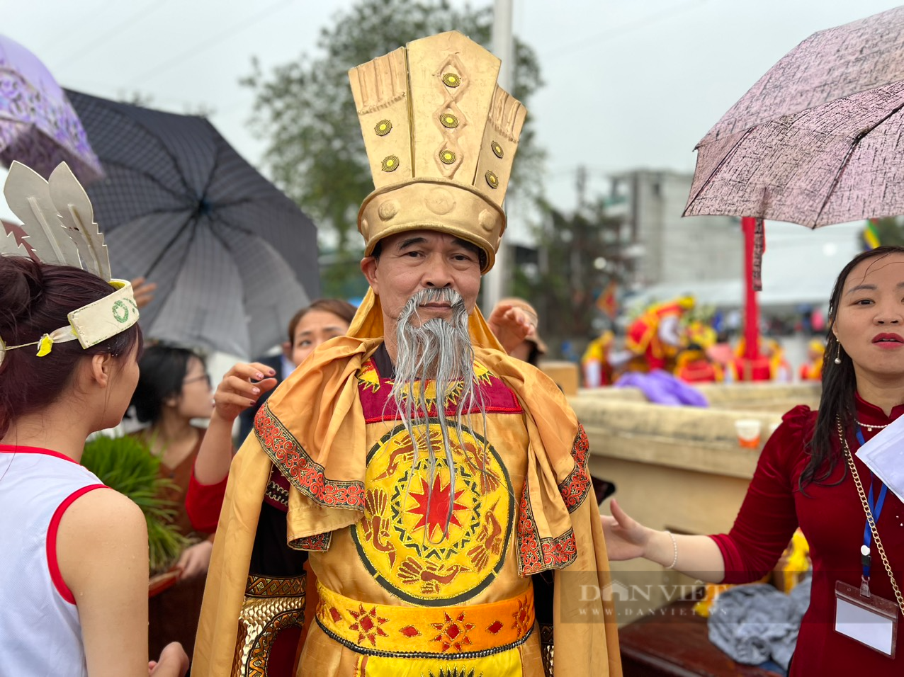 Người dân, du khách đội mưa rào xem &quot;Vua Hùng dậy dân cấy lúa&quot; tại đàn Tịch Điền - Ảnh 8.