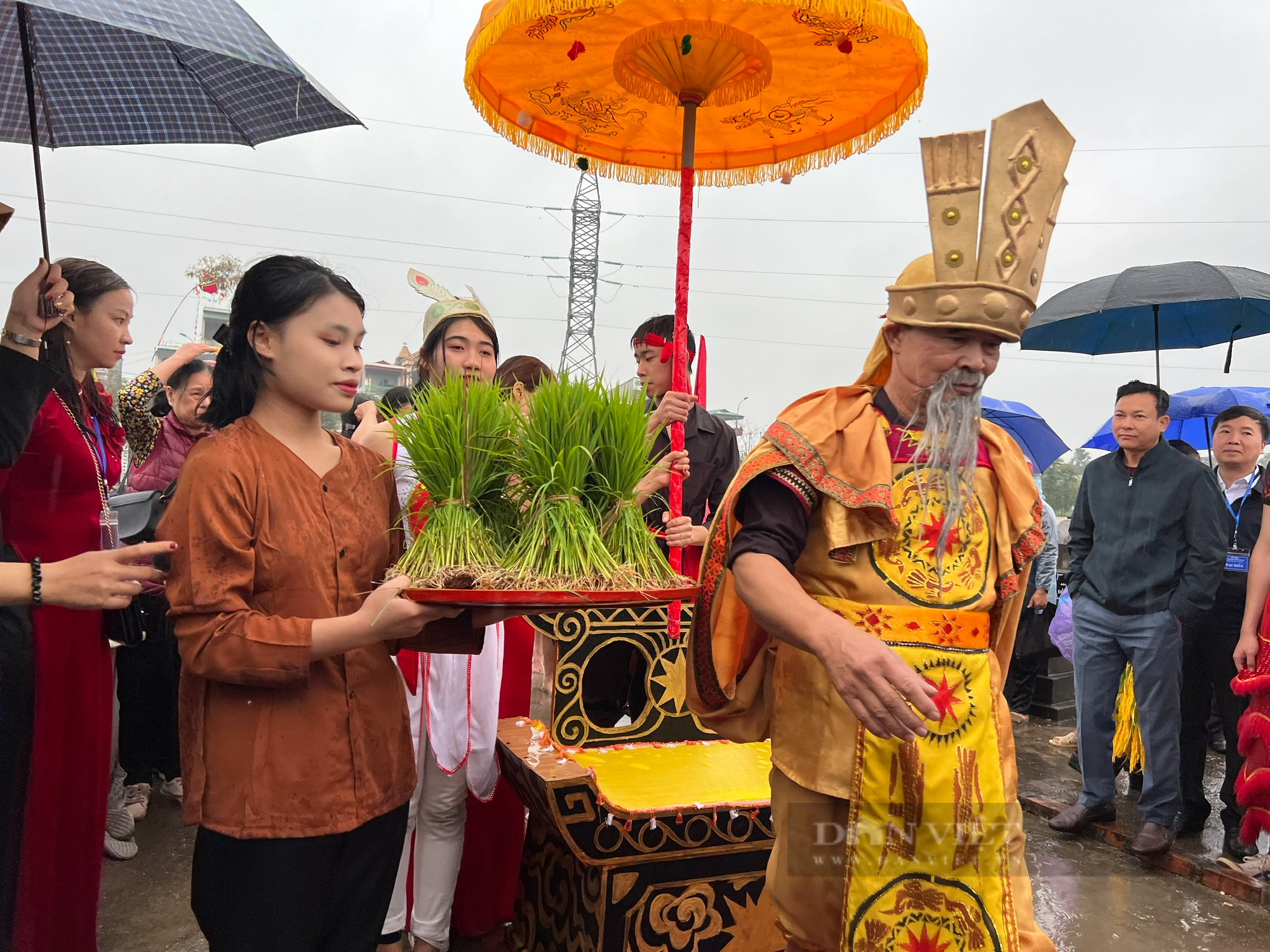 Người dân, du khách đội mưa rào xem &quot;Vua Hùng dậy dân cấy lúa&quot; tại đàn Tịch Điền - Ảnh 12.