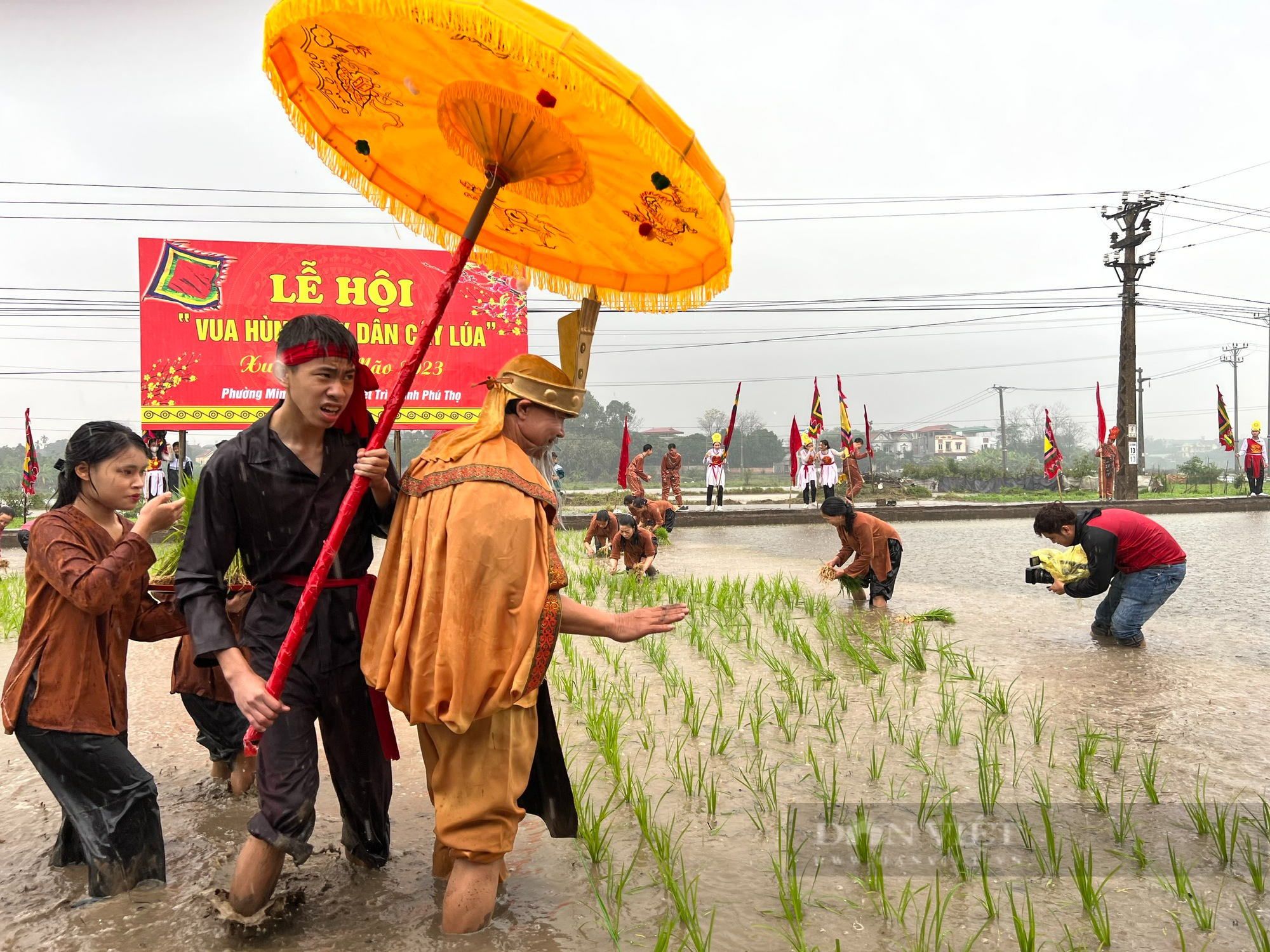 Người dân, du khách đội mưa rào xem &quot;Vua Hùng dậy dân cấy lúa&quot; tại đàn Tịch Điền - Ảnh 15.