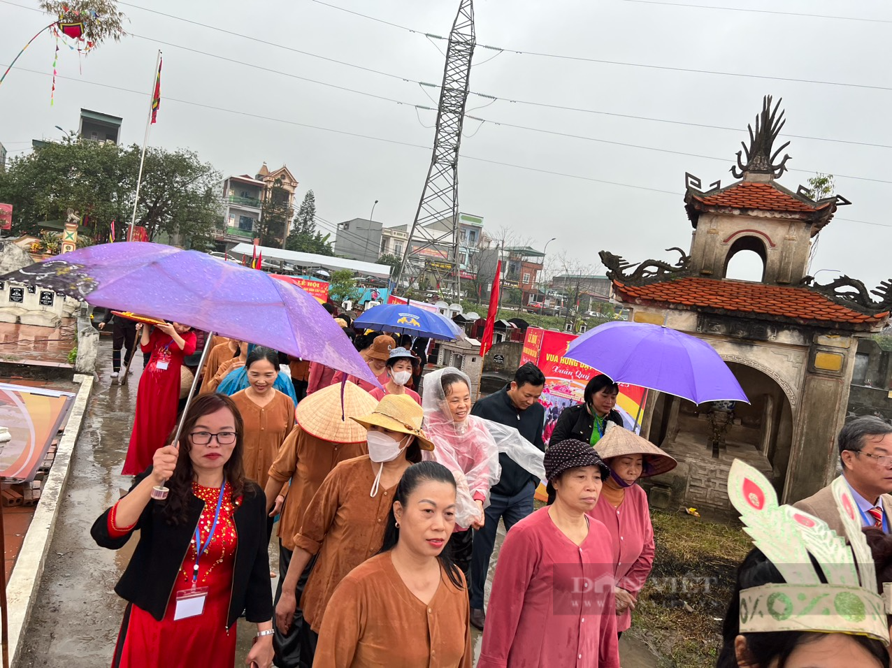 Người dân, du khách đội mưa rào xem &quot;Vua Hùng dậy dân cấy lúa&quot; tại đàn Tịch Điền - Ảnh 17.