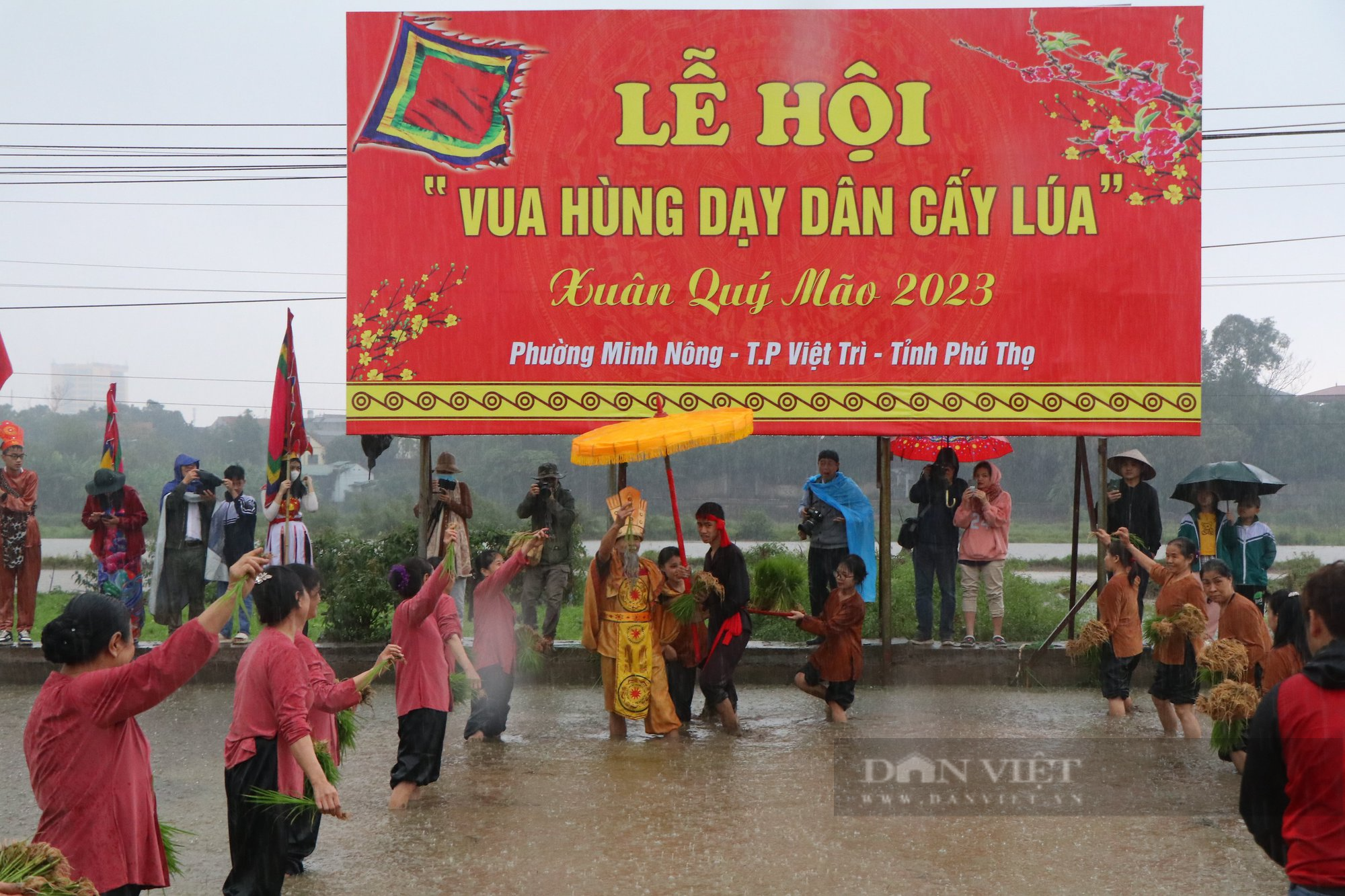 Người dân, du khách đội mưa rào xem &quot;Vua Hùng dậy dân cấy lúa&quot; tại đàn Tịch Điền - Ảnh 18.