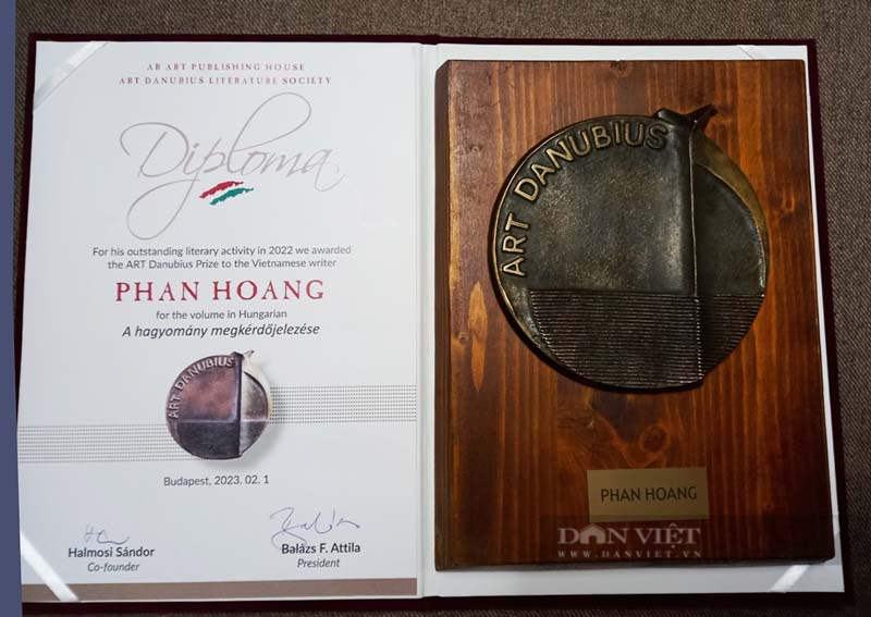 “Chất vấn thói quen” của Phan Hoàng nhận Giải thưởng Nghệ thuật Danube - Ảnh 3.