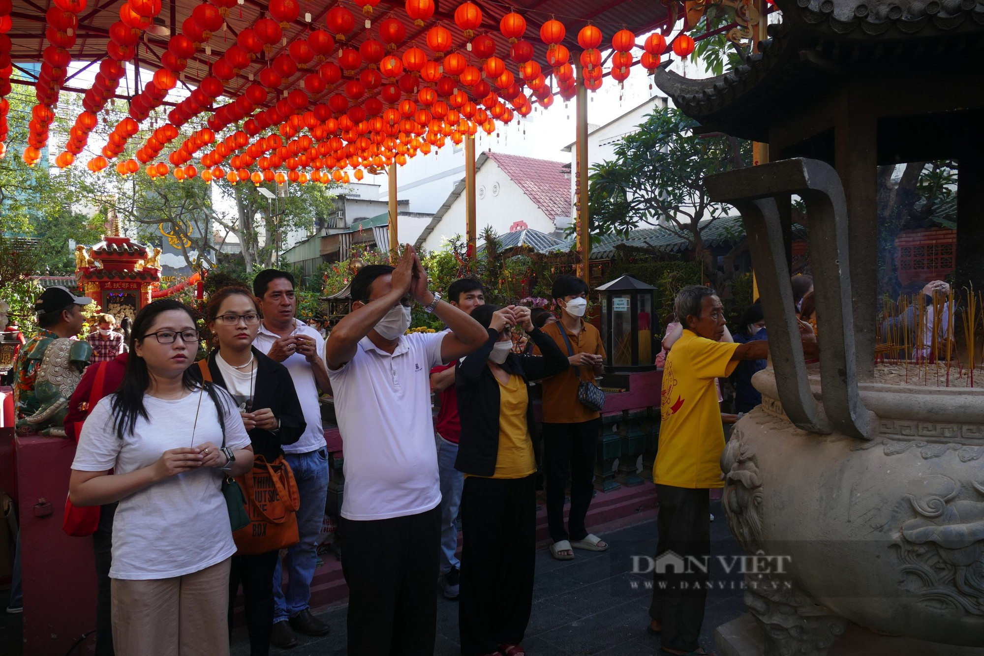 Đông đảo người dân háo hức đi chùa ngày rằm tháng giêng ở TP.HCM cầu mong bình an cho gia đình - Ảnh 1.