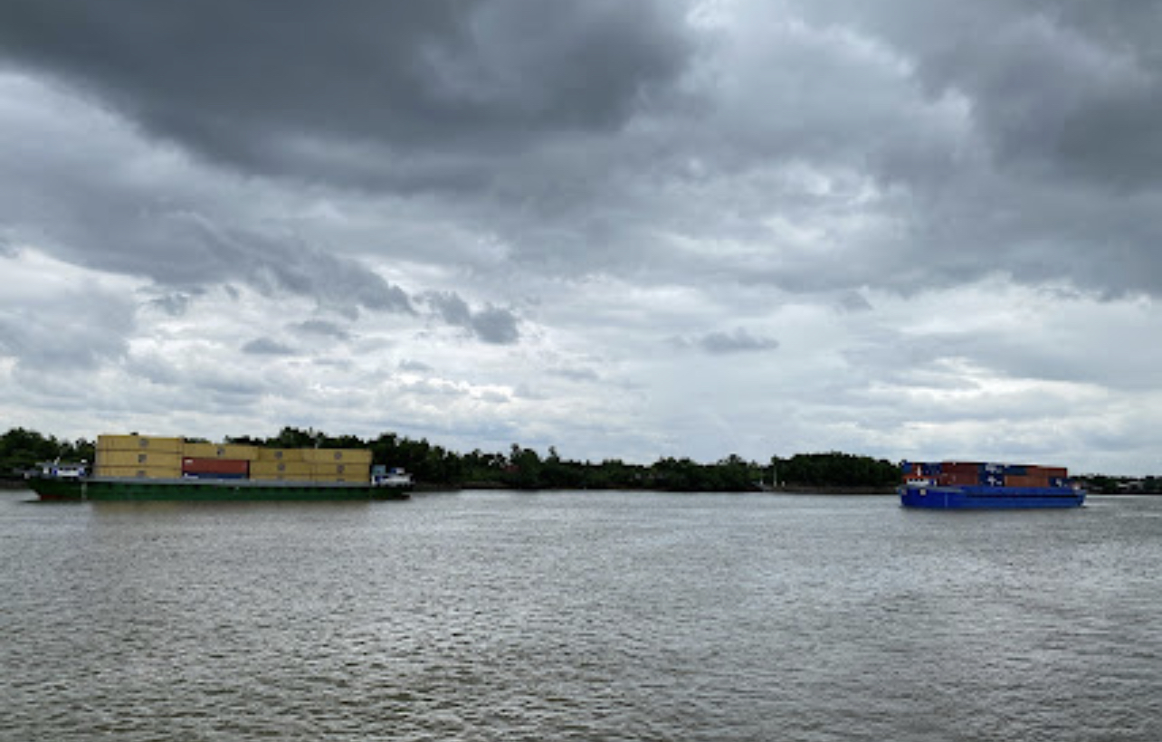 Lật thuyền trên sông Đồng Nai, 12 người rơi xuống nước, 1 người tử vong - Ảnh 1.