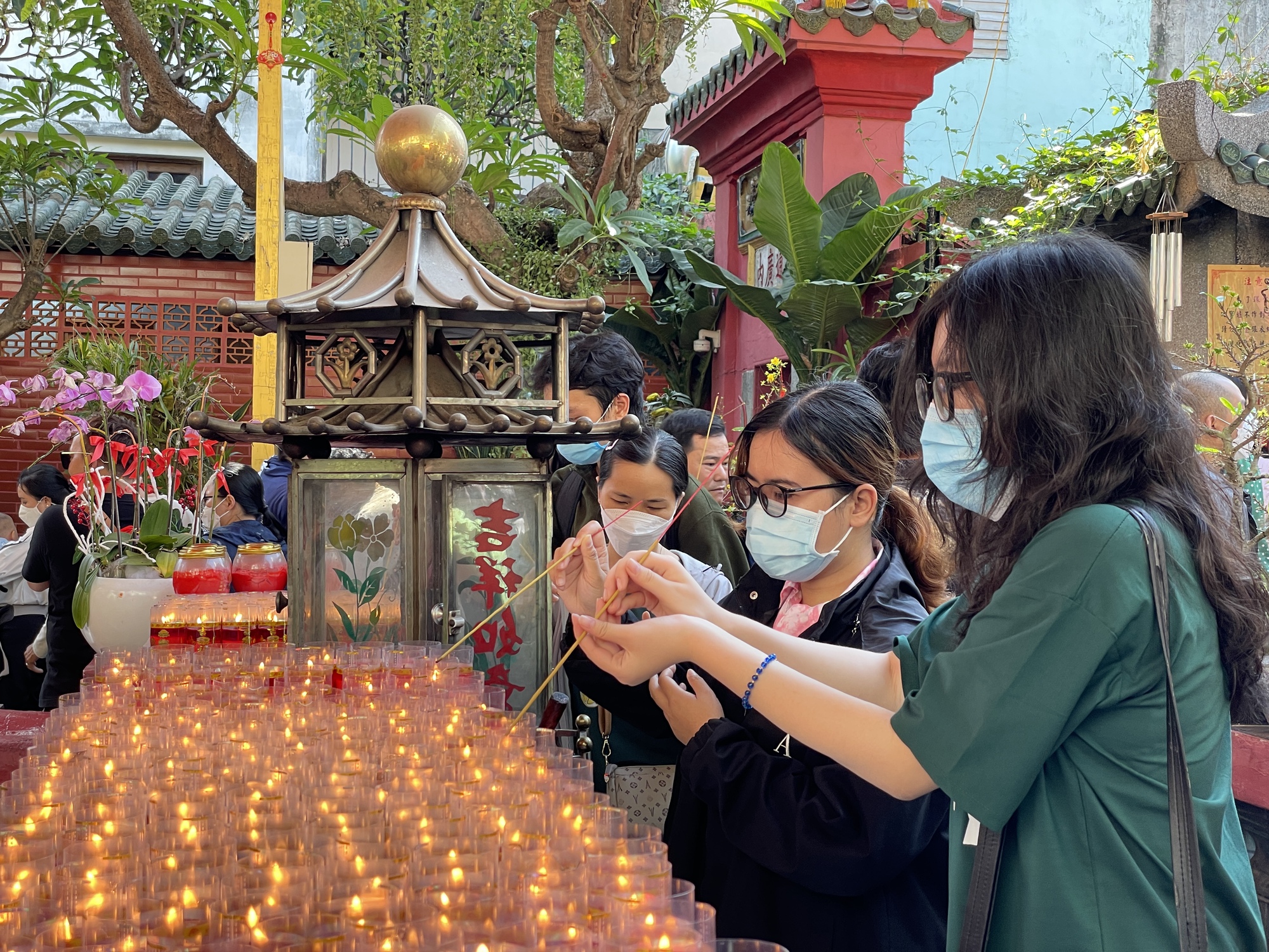 Hàng nghìn người TP.HCM viếng chùa Ngọc Hoàng Rằm Tháng Giêng - Ảnh 6.