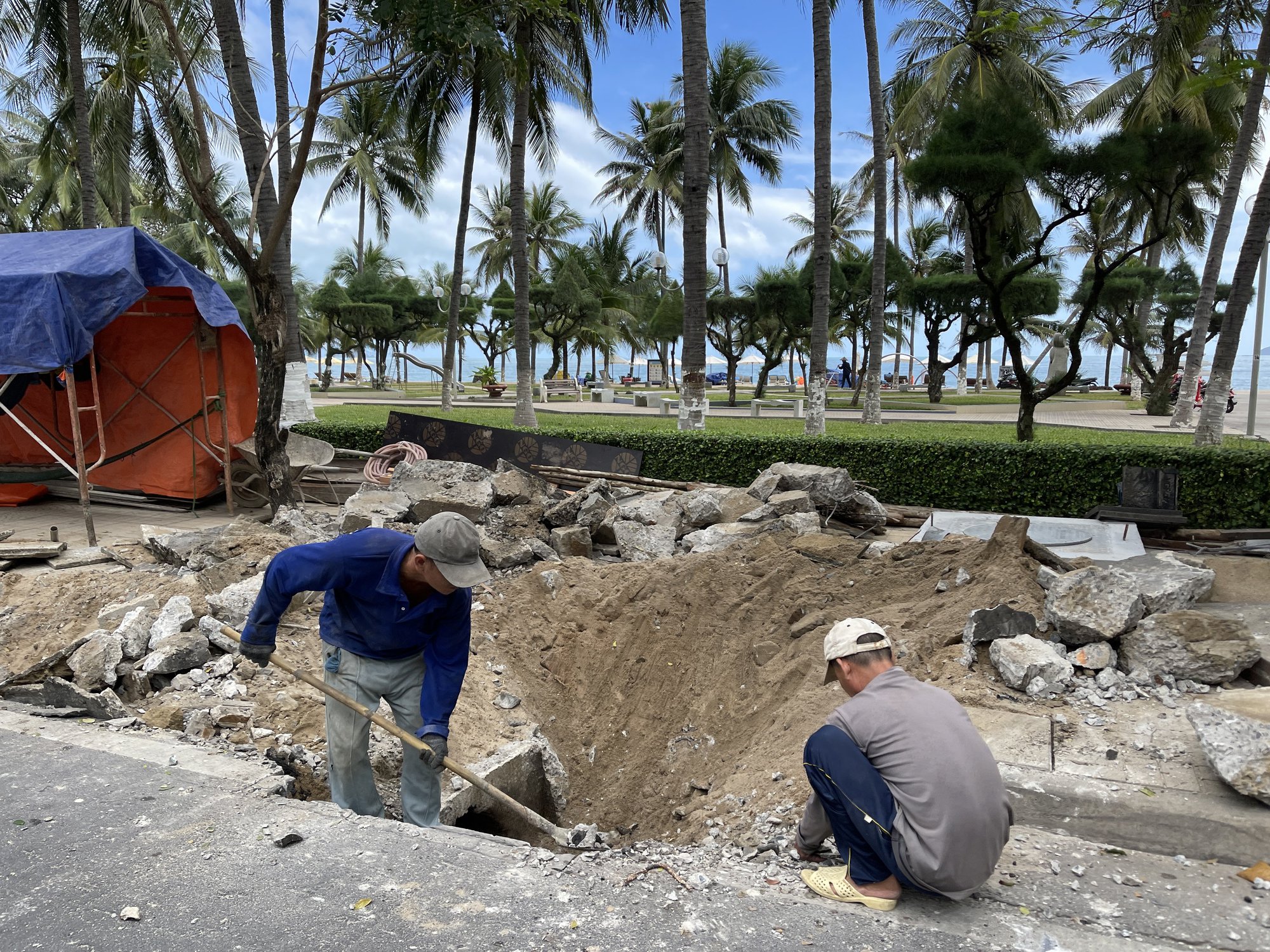 Nha Trang: Thi công Dự án cải tạo vỉa hè trên đường Trần Phú. - Ảnh 1.