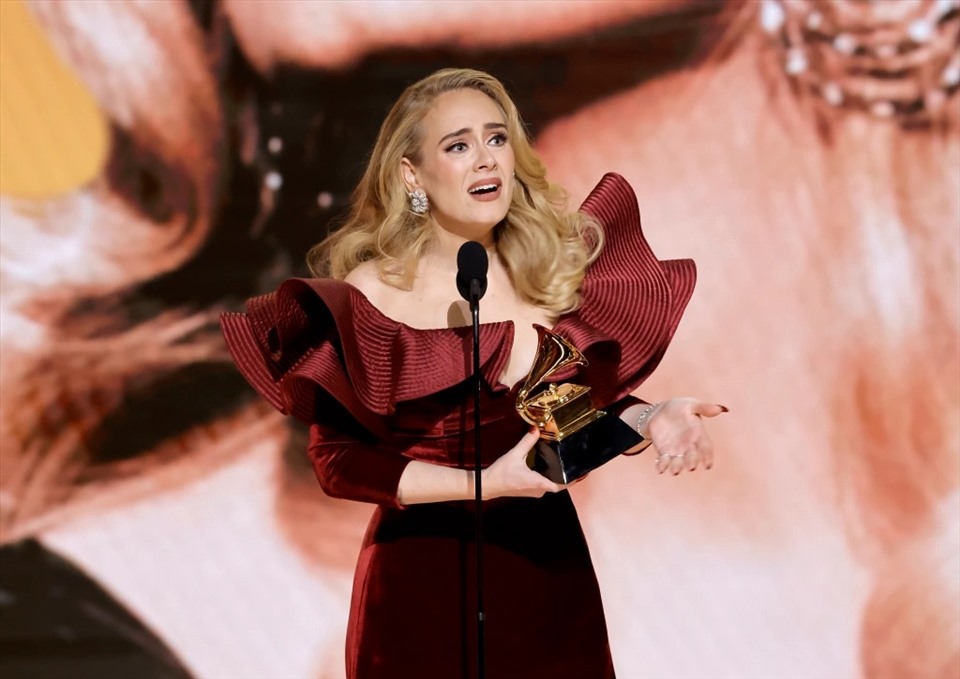 Chân dung nữ ca sĩ 73 tuổi vượt qua Adele và Beyoncé tại Grammy 65 - Ảnh 3.