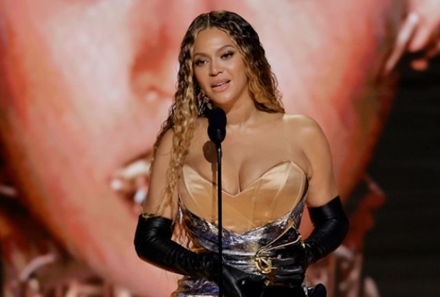 Chân dung nữ ca sĩ 73 tuổi vượt qua Adele và Beyoncé tại Grammy 65 - Ảnh 1.