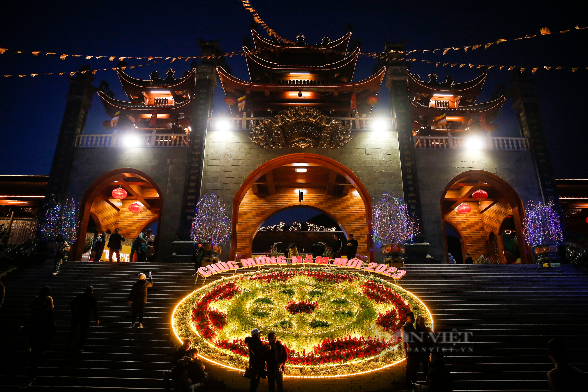 Ảnh ấn tượng tuần: Chen chúc mua ấn đền Trần và du khách đổ về Hội An dự Tết Nguyên tiêu - Ảnh 10.