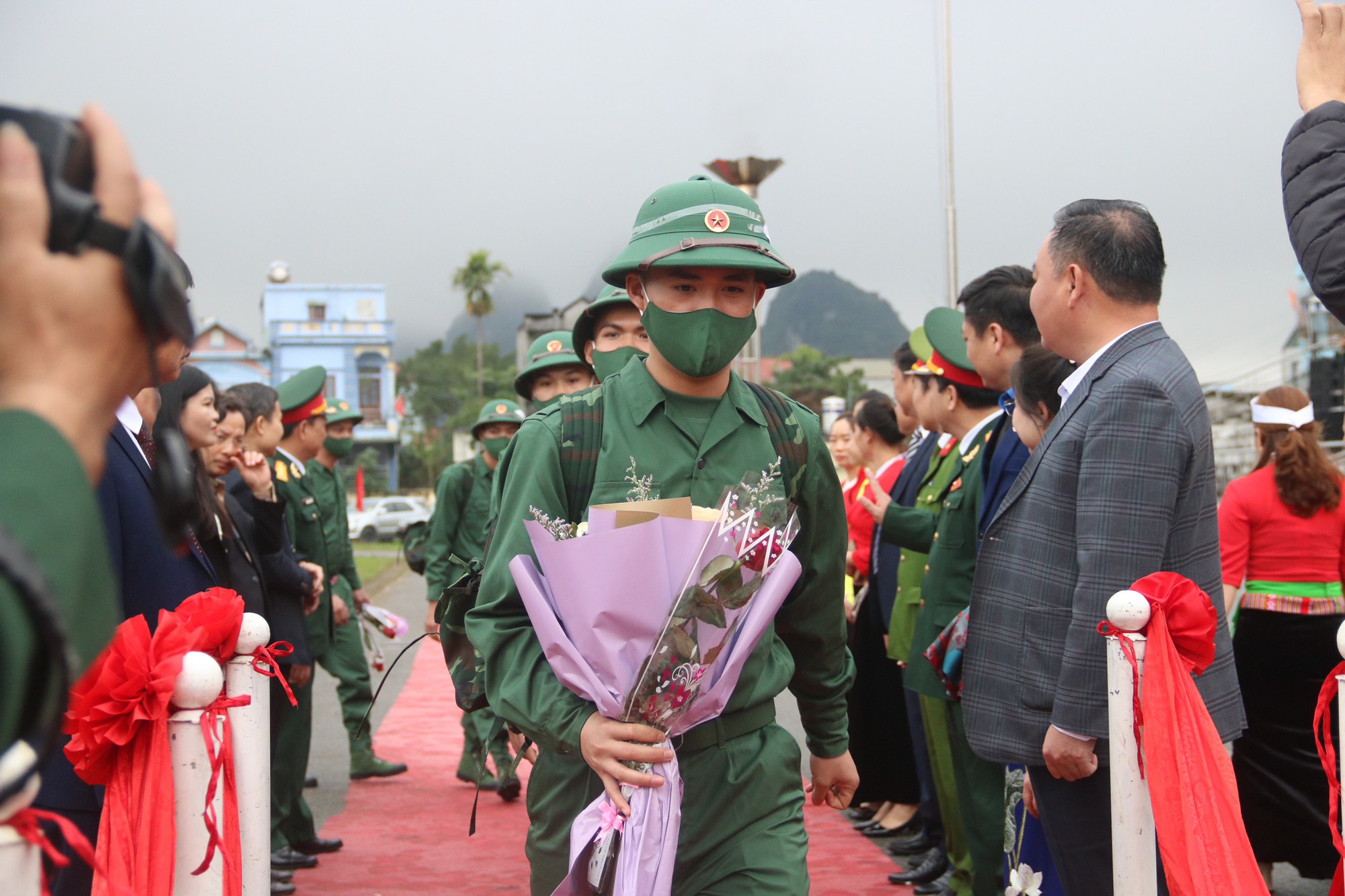 Hòa Bình: Tiễn hơn 1.700 thanh niên xứ Mường lên đường nhập ngũ - Ảnh 10.