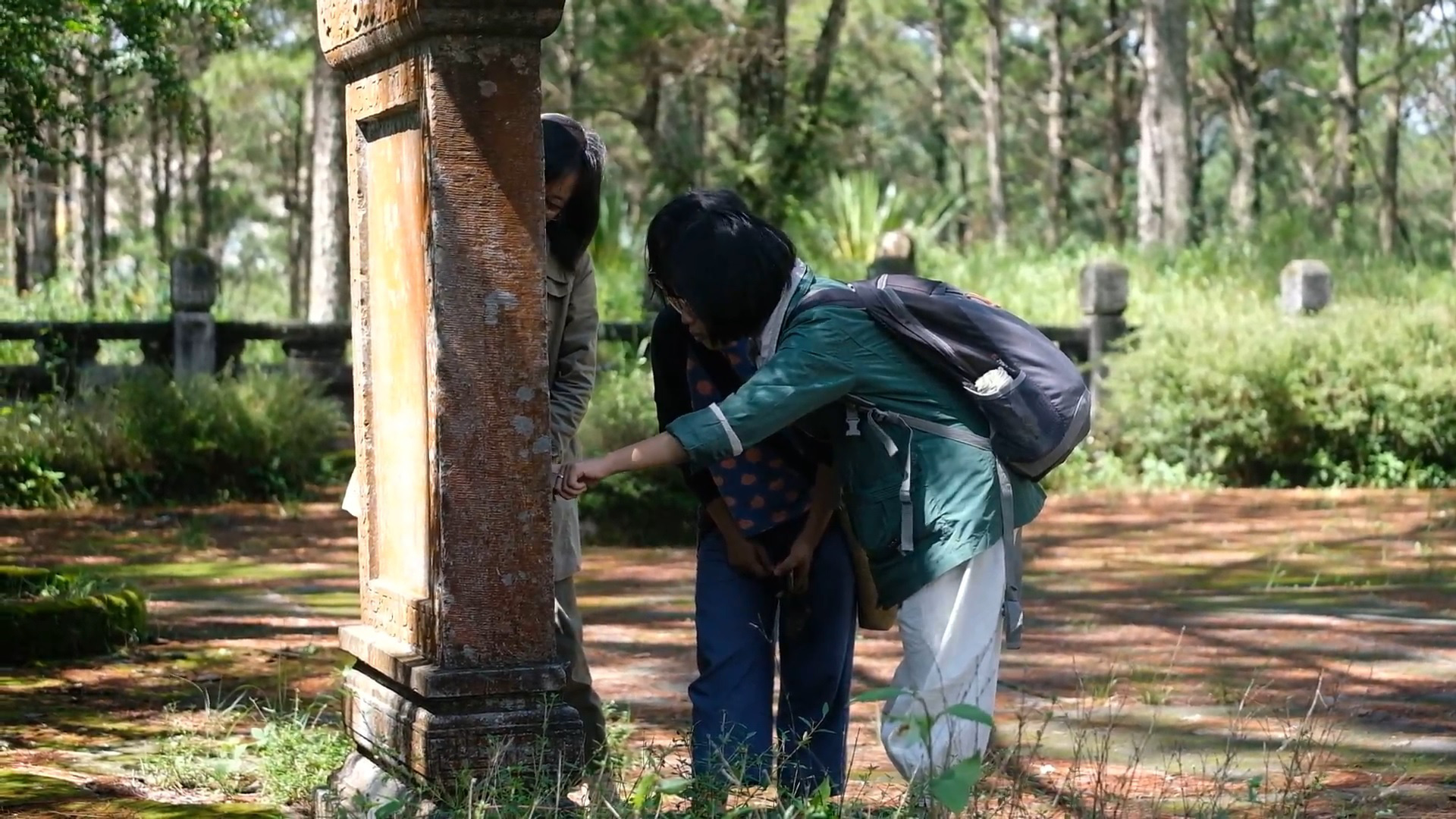 Thực hư thông tin người đàn ông thu tiền “nhang khói” của du khách tại lăng Nguyễn Hữu Hào ở Đà Lạt - Ảnh 2.