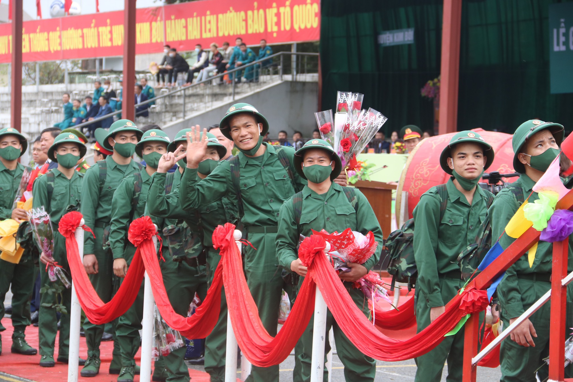 Hòa Bình: Tiễn hơn 1.700 thanh niên xứ Mường lên đường nhập ngũ - Ảnh 7.