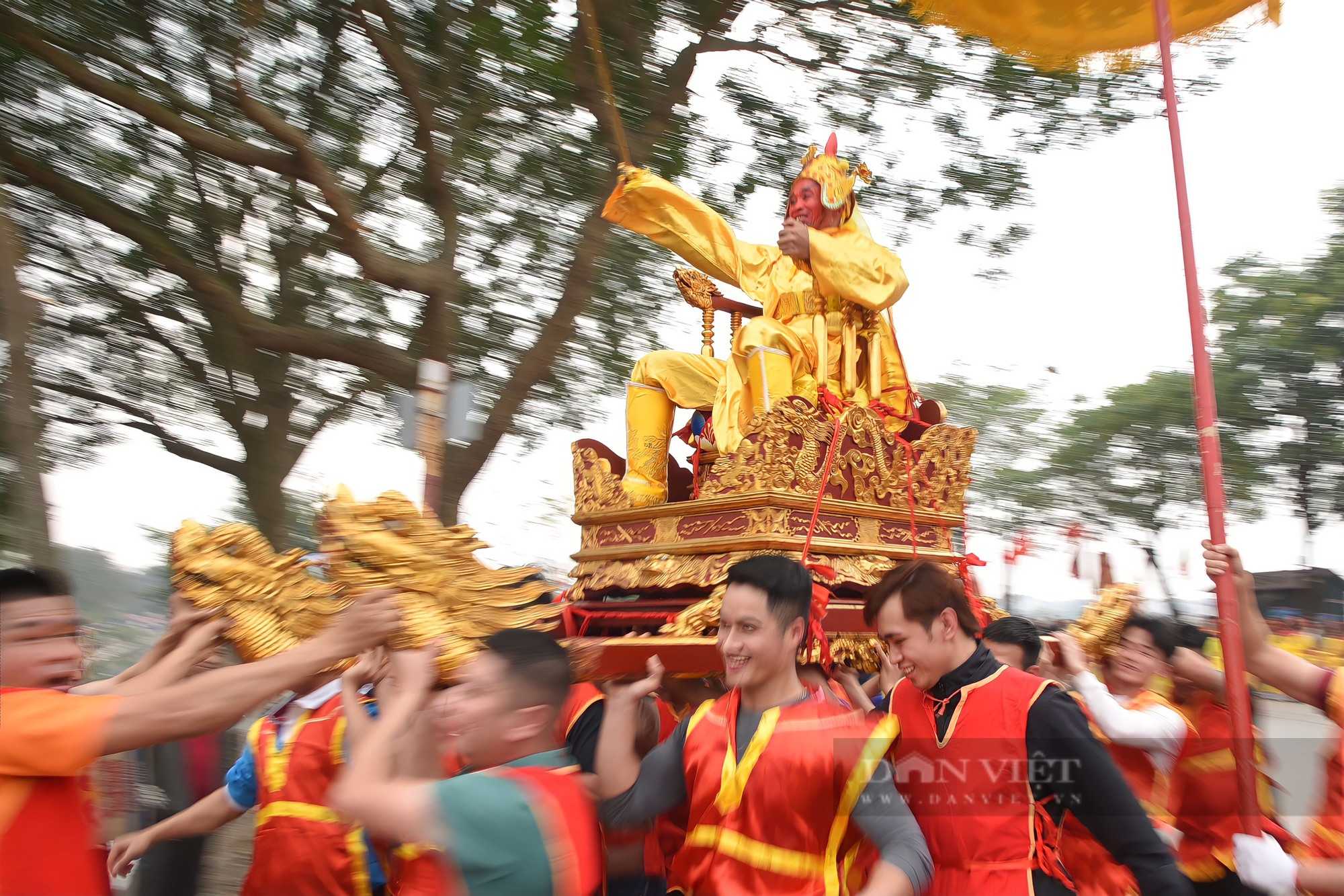 Ảnh ấn tượng tuần: Chen chúc mua ấn đền Trần và du khách đổ về Hội An dự Tết Nguyên tiêu - Ảnh 2.