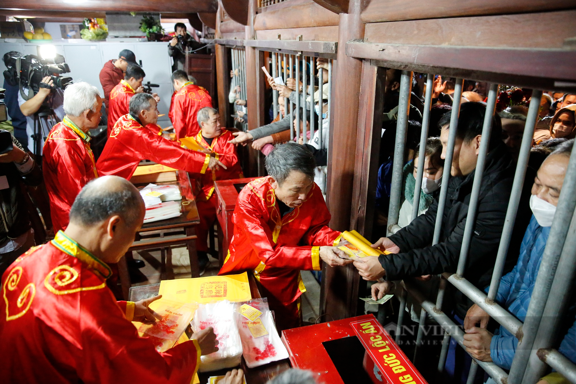 Ảnh ấn tượng tuần: Chen chúc mua ấn đền Trần và du khách đổ về Hội An dự Tết Nguyên tiêu - Ảnh 3.