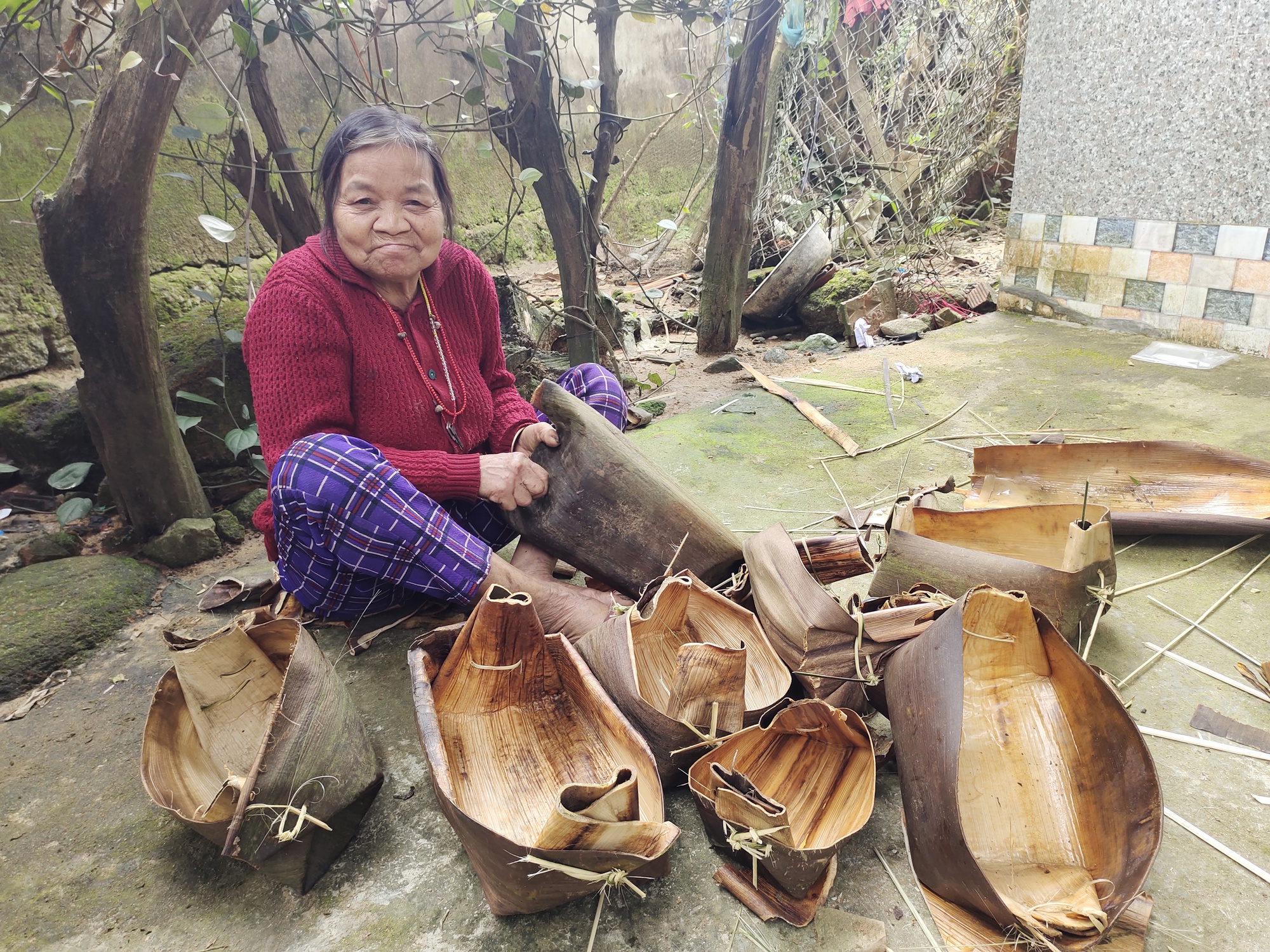 Trồng bạt ngàn cau, nông dân An Lão ở Bình Định dùng mo cau thay túi nilon, nói không với rác thải nhựa - Ảnh 1.