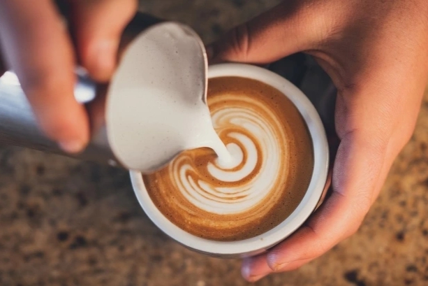 Thêm một chút sữa vào cà phê: Các lợi ích cho sức khỏe bạn chưa từng biết - Ảnh 2.