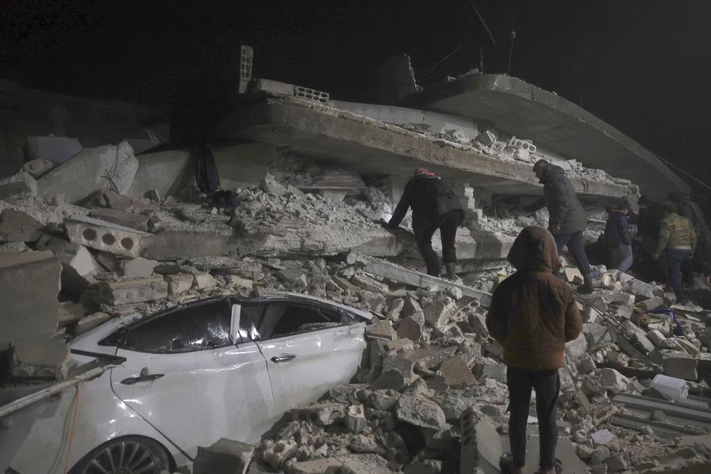 Số người chết vì động đất ở Thổ Nhĩ Kỳ-Syria tăng vọt, cứu hộ điên cuồng đào bới tìm người sống sót - Ảnh 9.