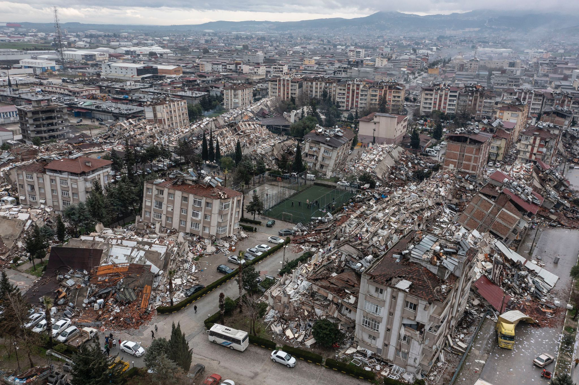 Nhà khoa học so sánh trận động đất ở Thổ Nhĩ Kỳ với 130 quả bom nguyên tử, hiện có hơn 1.500 người thiệt mạng - Ảnh 1.