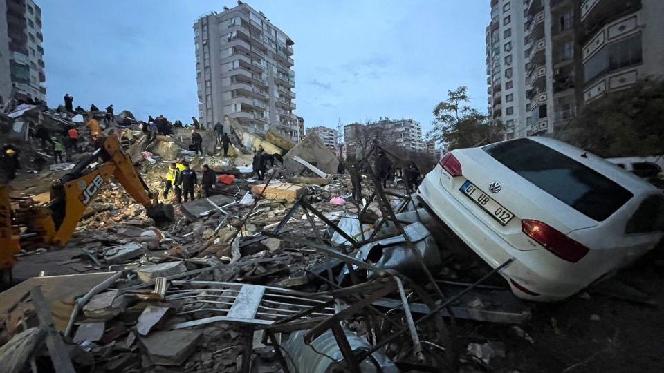 Số người chết vì động đất ở Thổ Nhĩ Kỳ-Syria tăng vọt, cứu hộ điên cuồng đào bới tìm người sống sót - Ảnh 2.