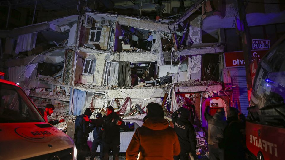 Số người chết vì động đất ở Thổ Nhĩ Kỳ-Syria tăng vọt, cứu hộ điên cuồng đào bới tìm người sống sót - Ảnh 3.