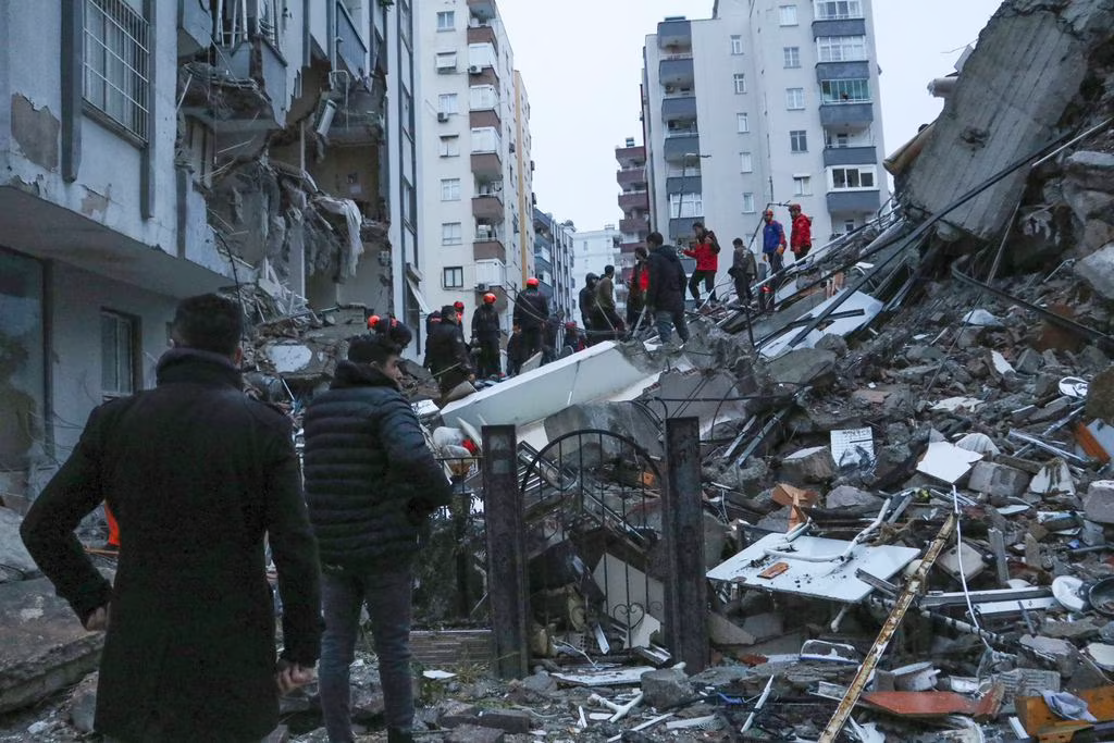 Số người chết vì động đất ở Thổ Nhĩ Kỳ-Syria tăng vọt, cứu hộ điên cuồng đào bới tìm người sống sót - Ảnh 4.
