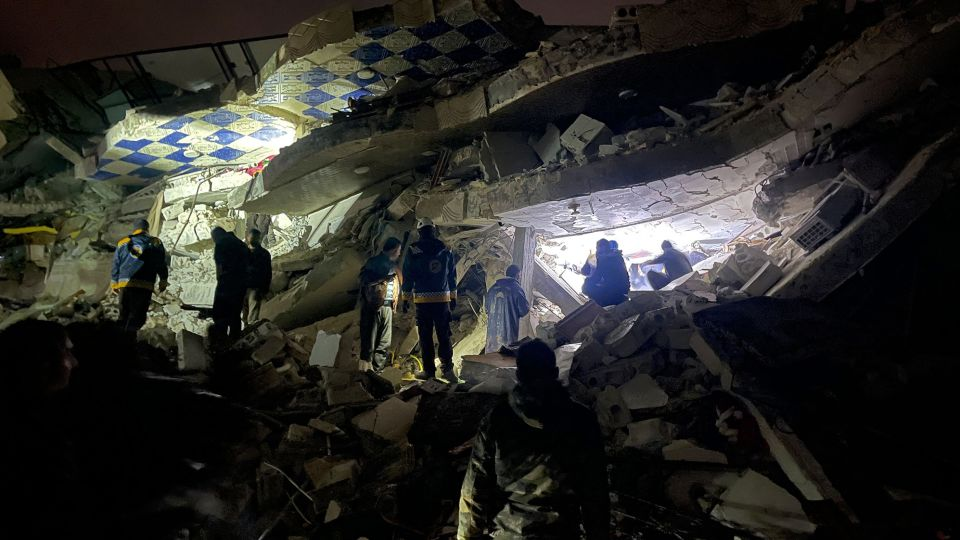 Số người chết vì động đất ở Thổ Nhĩ Kỳ-Syria tăng vọt, cứu hộ điên cuồng đào bới tìm người sống sót - Ảnh 6.
