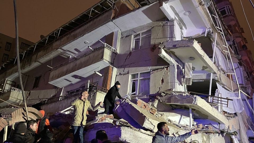 Số người chết vì động đất ở Thổ Nhĩ Kỳ-Syria tăng vọt, cứu hộ điên cuồng đào bới tìm người sống sót - Ảnh 7.