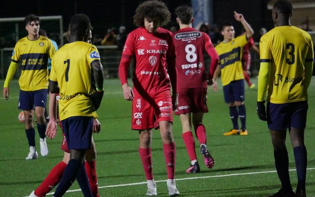 Đẩy Quang Hải xuống đá hạng 5 Pháp, Pau FC có động thái bất ngờ - Ảnh 1.