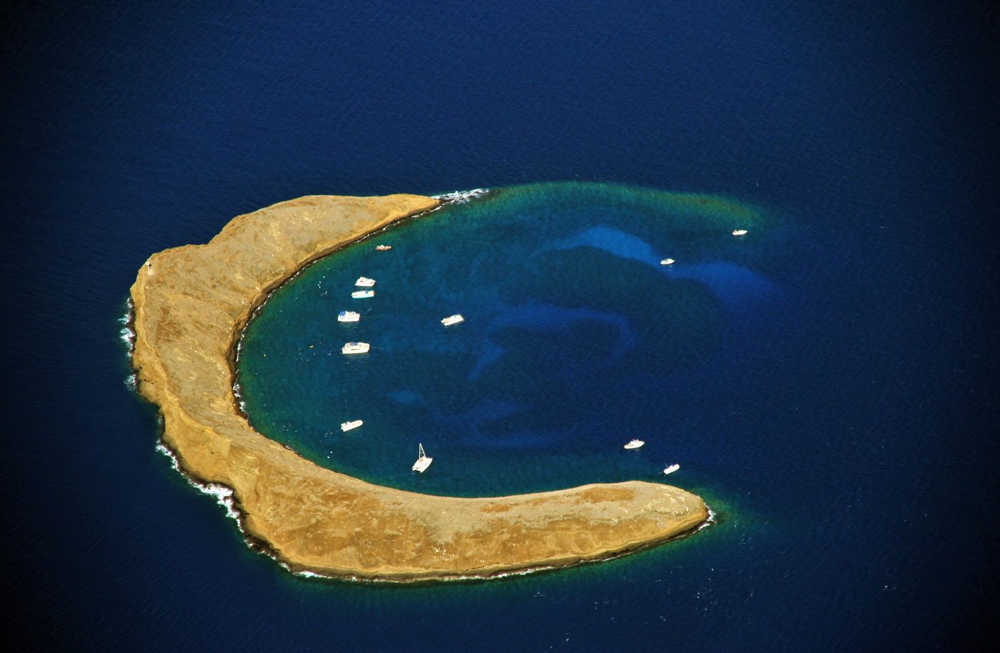 10 hòn đảo có hình thù kỳ lạ khó tin - Ảnh 7.