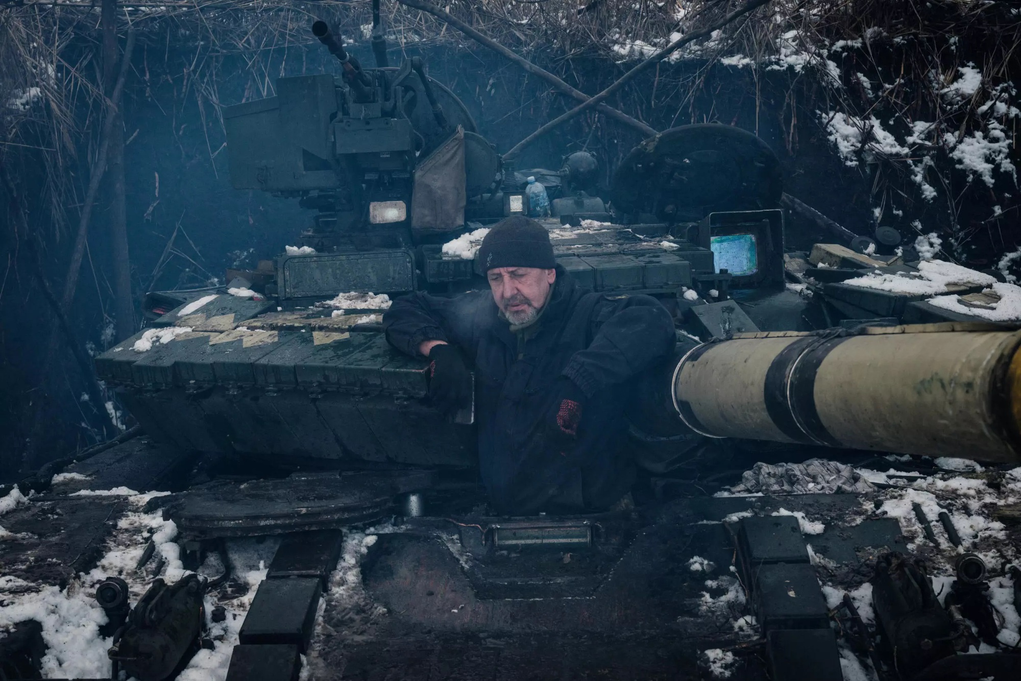 Binh sĩ tiền tuyến Ukraine mòn mỏi chờ thêm xe tăng, đạn dược, khao khát chiến tranh sớm kết thúc - Ảnh 2.