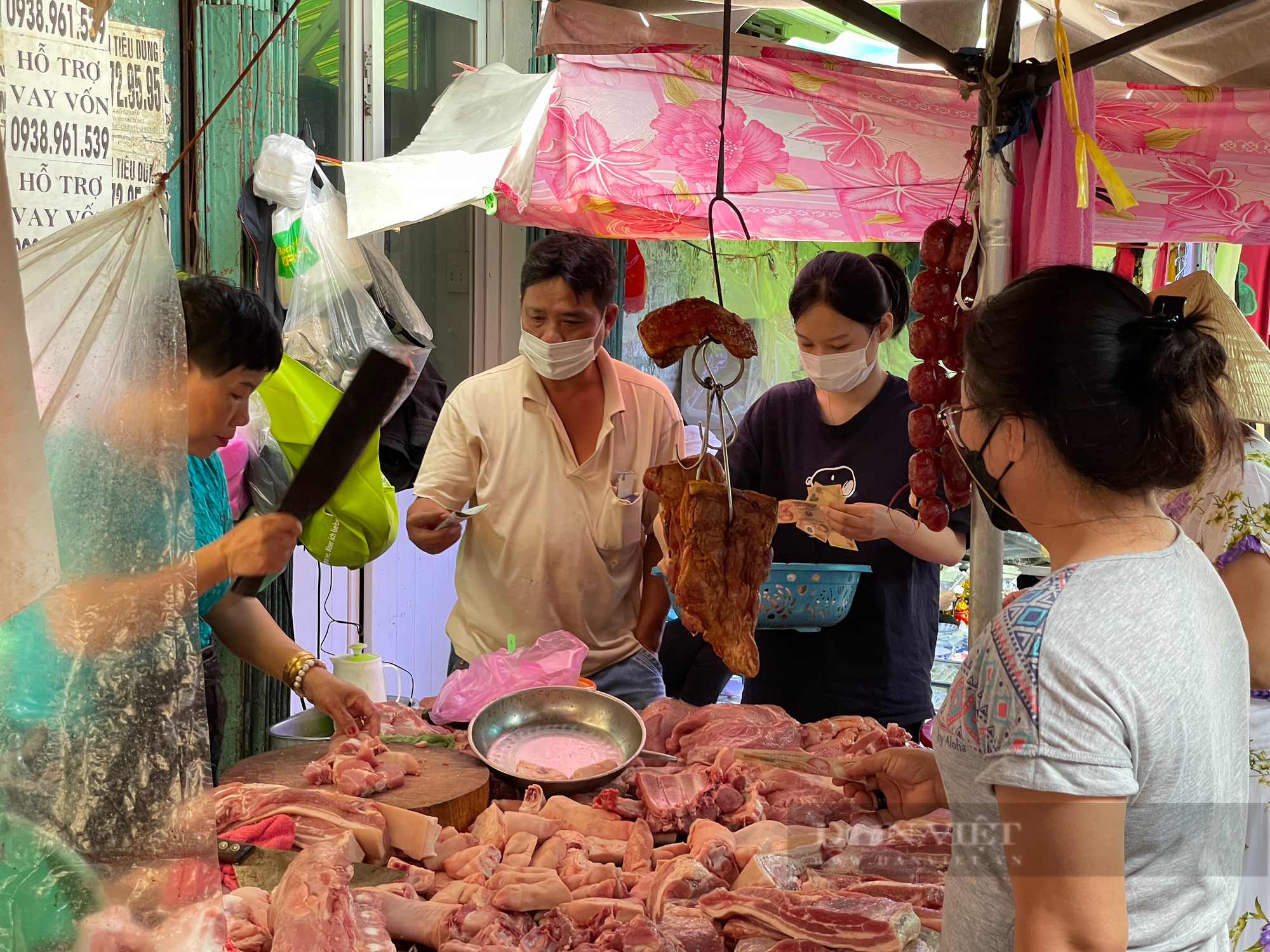 Giá thực phẩm ổn định sau Tết, hàng khuyến mãi đầy kệ siêu thị - Ảnh 1.