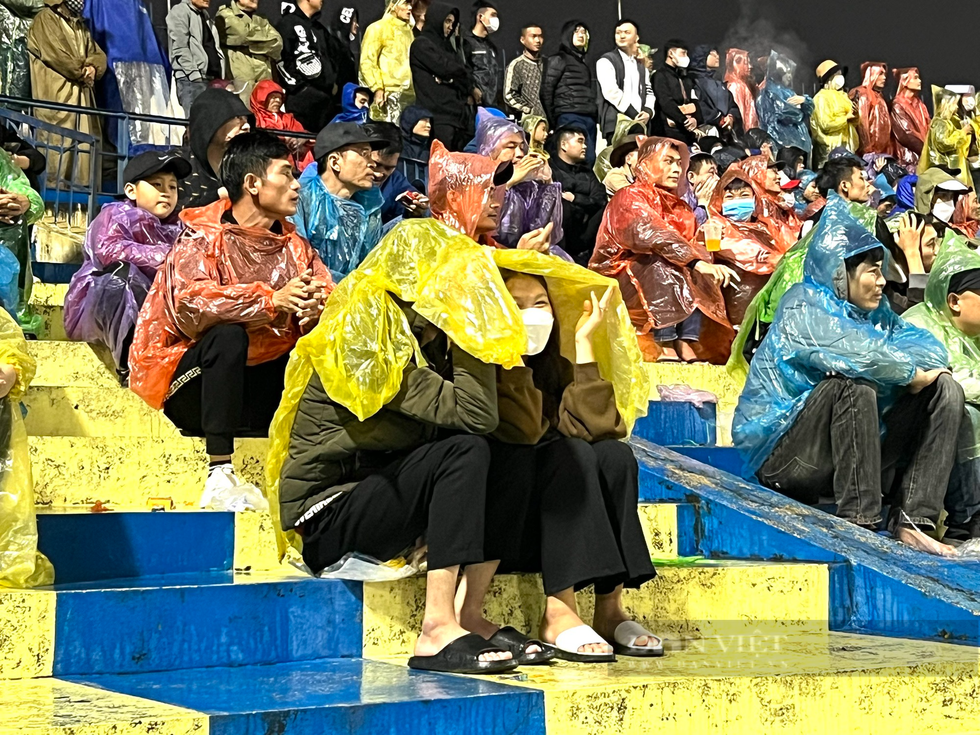 Cổ động viên Thanh Hoá đội mưa cổ vũ cho đội nhà - Ảnh 4.