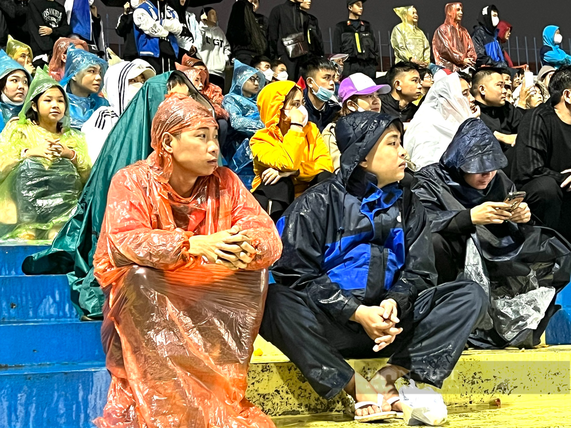 Cổ động viên Thanh Hoá đội mưa cổ vũ cho đội nhà - Ảnh 5.
