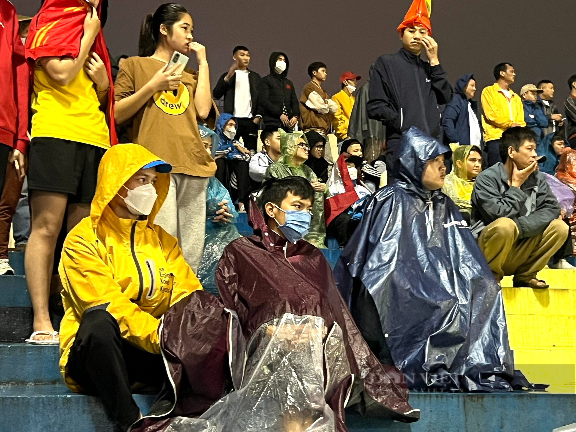 Cổ động viên Thanh Hoá đội mưa cổ vũ cho đội nhà - Ảnh 6.