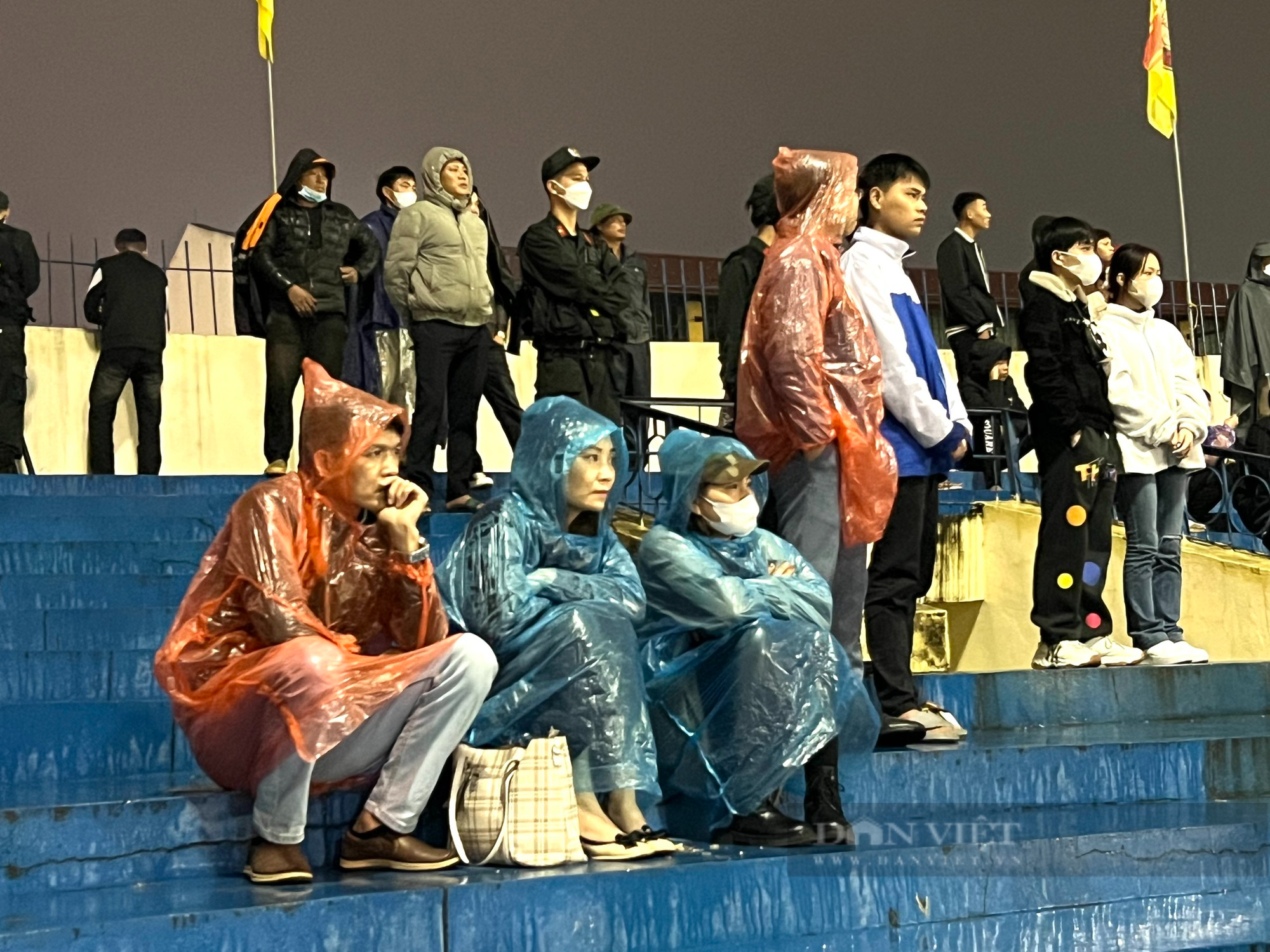 Cổ động viên Thanh Hoá đội mưa cổ vũ cho đội nhà - Ảnh 7.