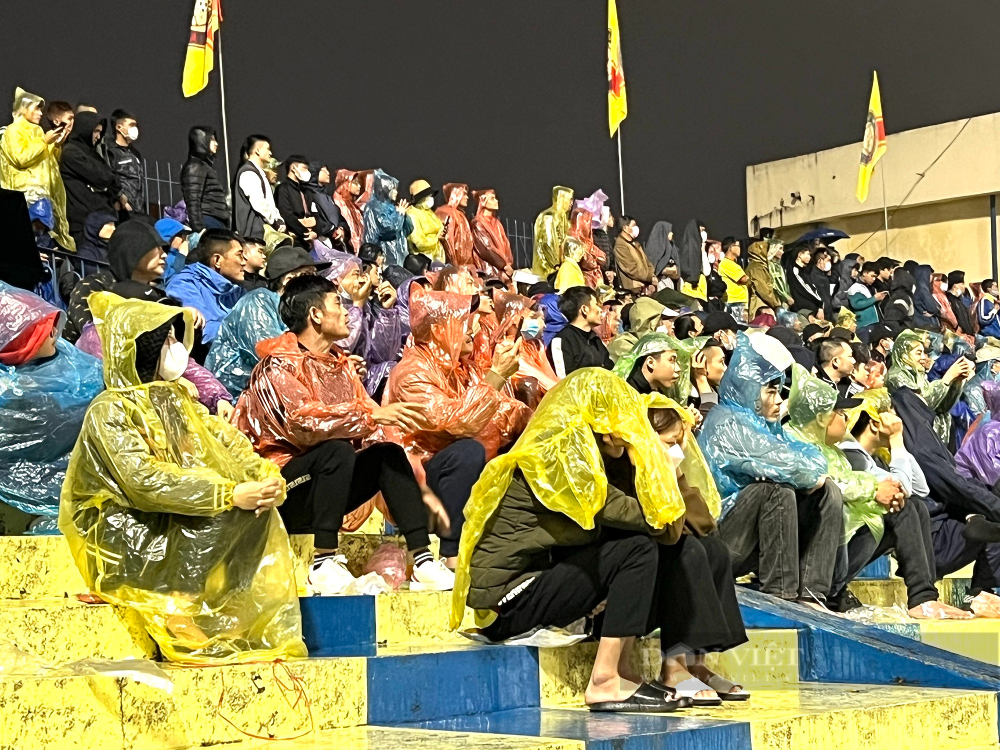 Cổ động viên Thanh Hoá đội mưa cổ vũ cho đội nhà - Ảnh 9.