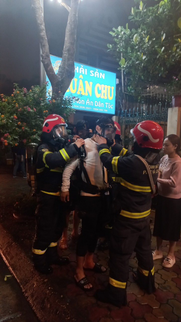 Cháy quán massage ở Hà Nội: Cảnh sát đeo mặt nạ, bình dưỡng khí cho người dân rồi cứu thoát an toàn - Ảnh 2.