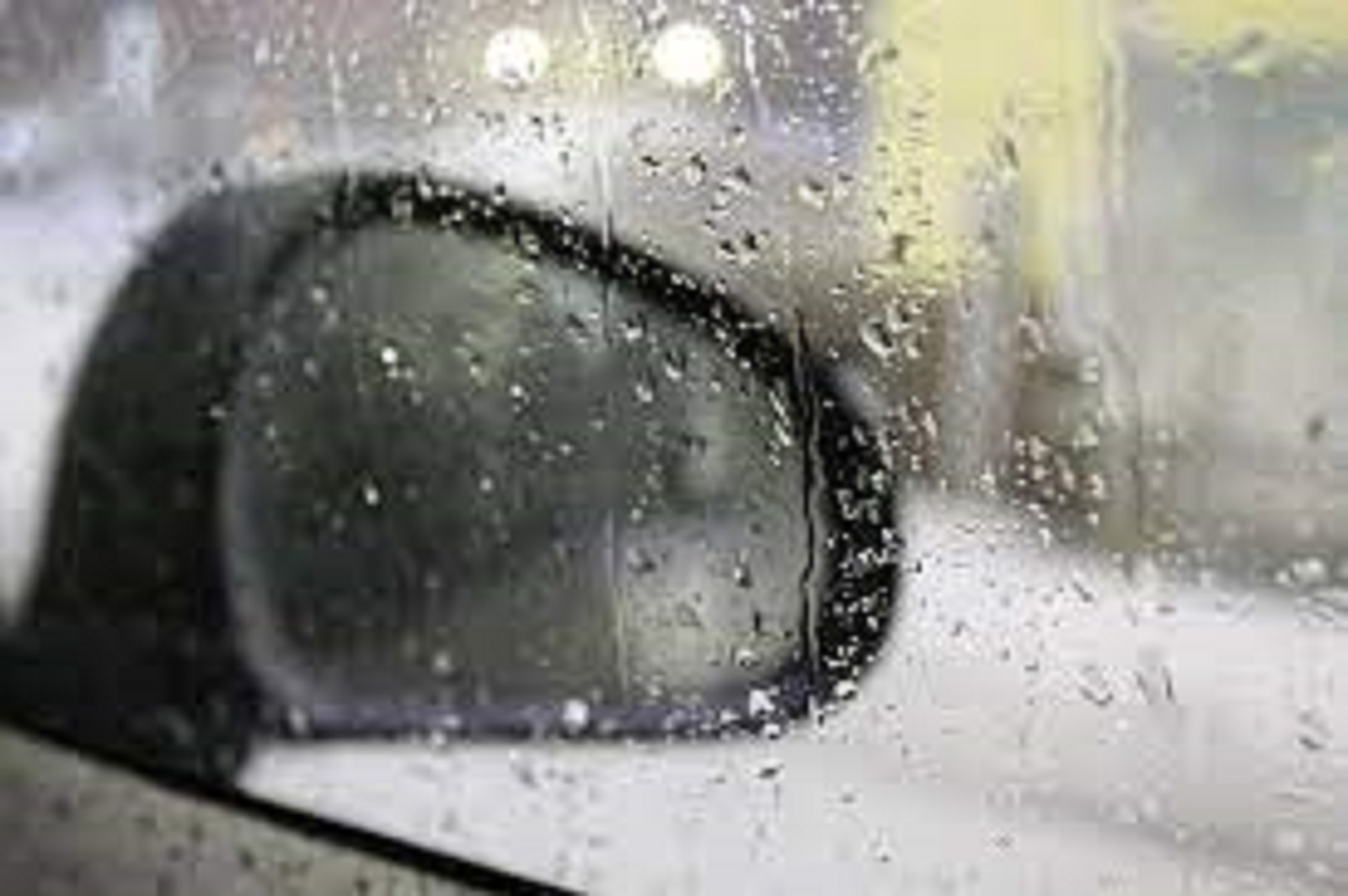 Mẹo xử lý kính lái và gương chiếu hậu bị mờ khi trời mưa - Ảnh 1.