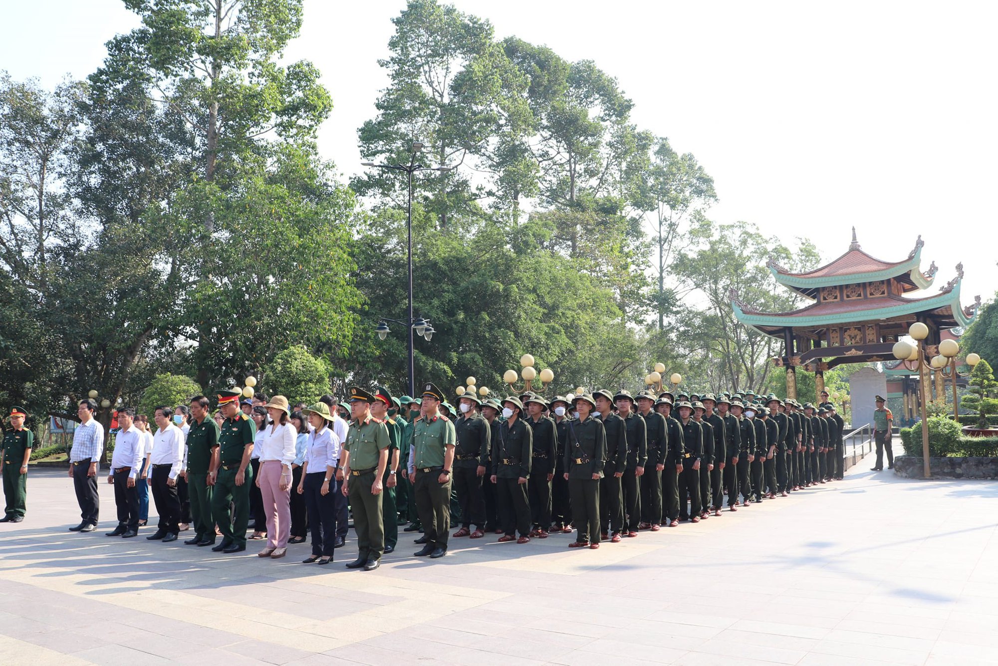 Tân binh &quot;huyện Đất thép - Thành đồng&quot;, viếng Đền tưởng niệm Liệt sĩ Bến Dược - Ảnh 1.